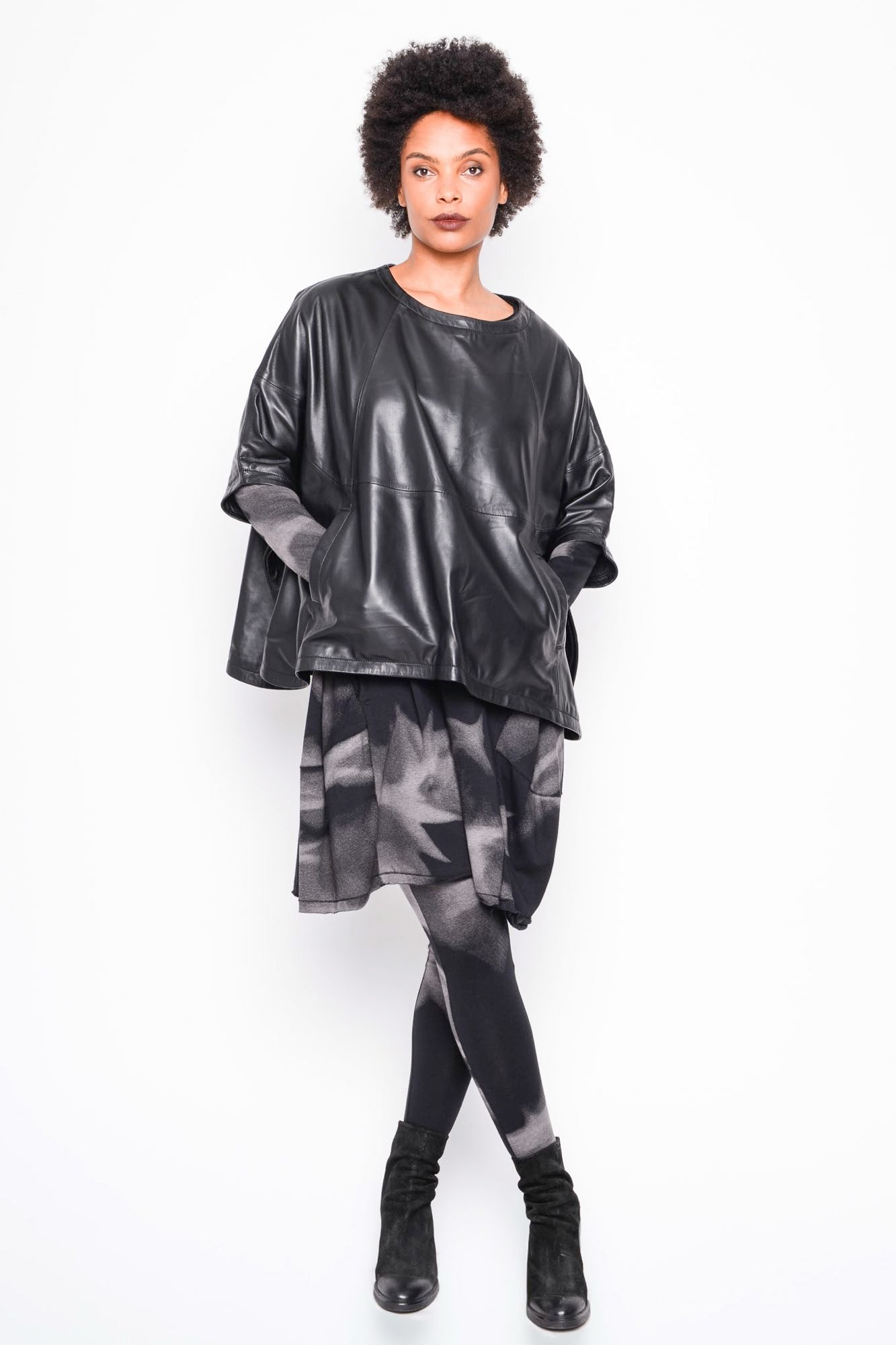 
                  
                    B41.262.41.02 PONCHO 100%LEATH/95%NY5%EA 100 BLACK
                  
                