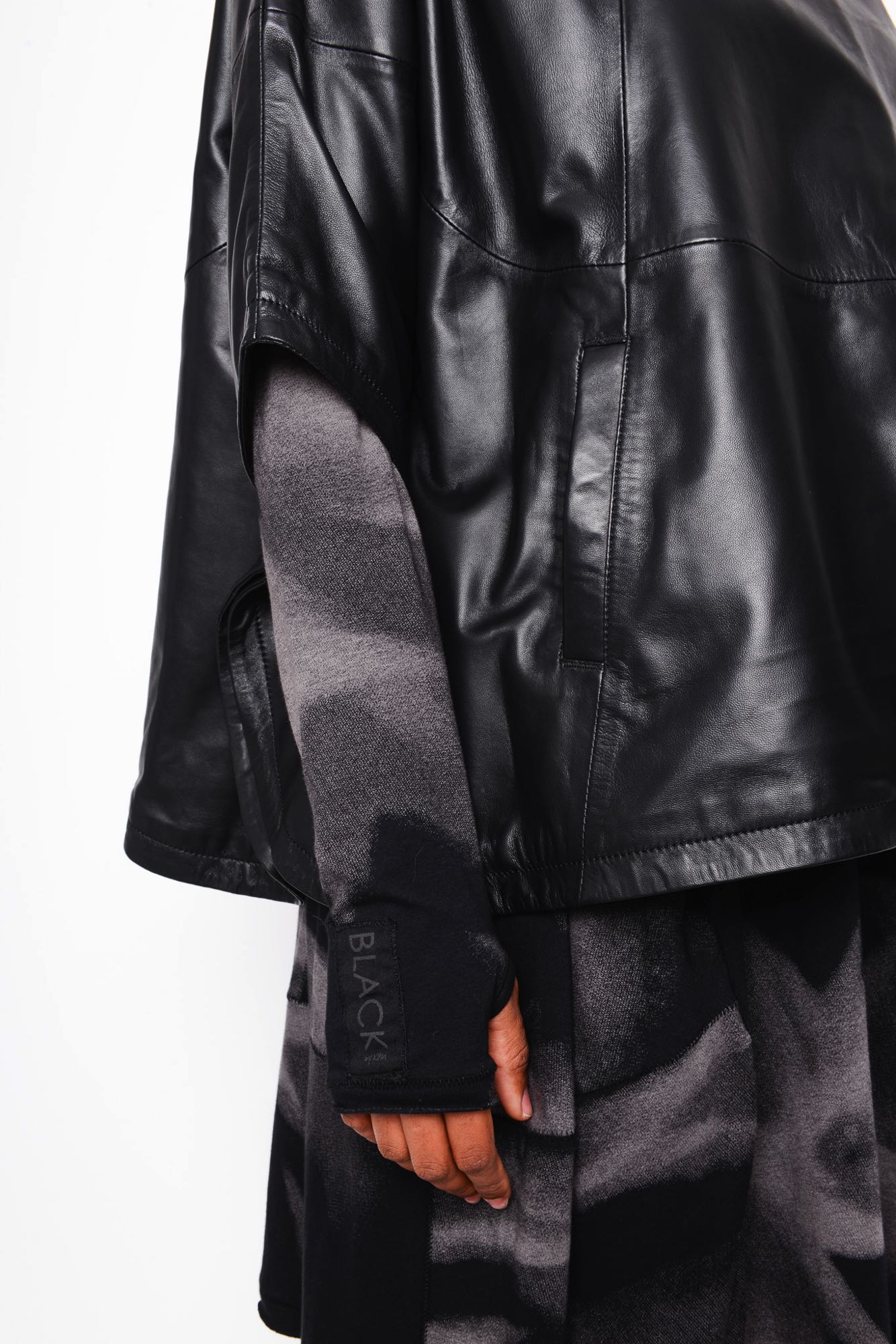 
                  
                    B41.262.41.02 PONCHO 100%LEATH/95%NY5%EA 100 BLACK
                  
                