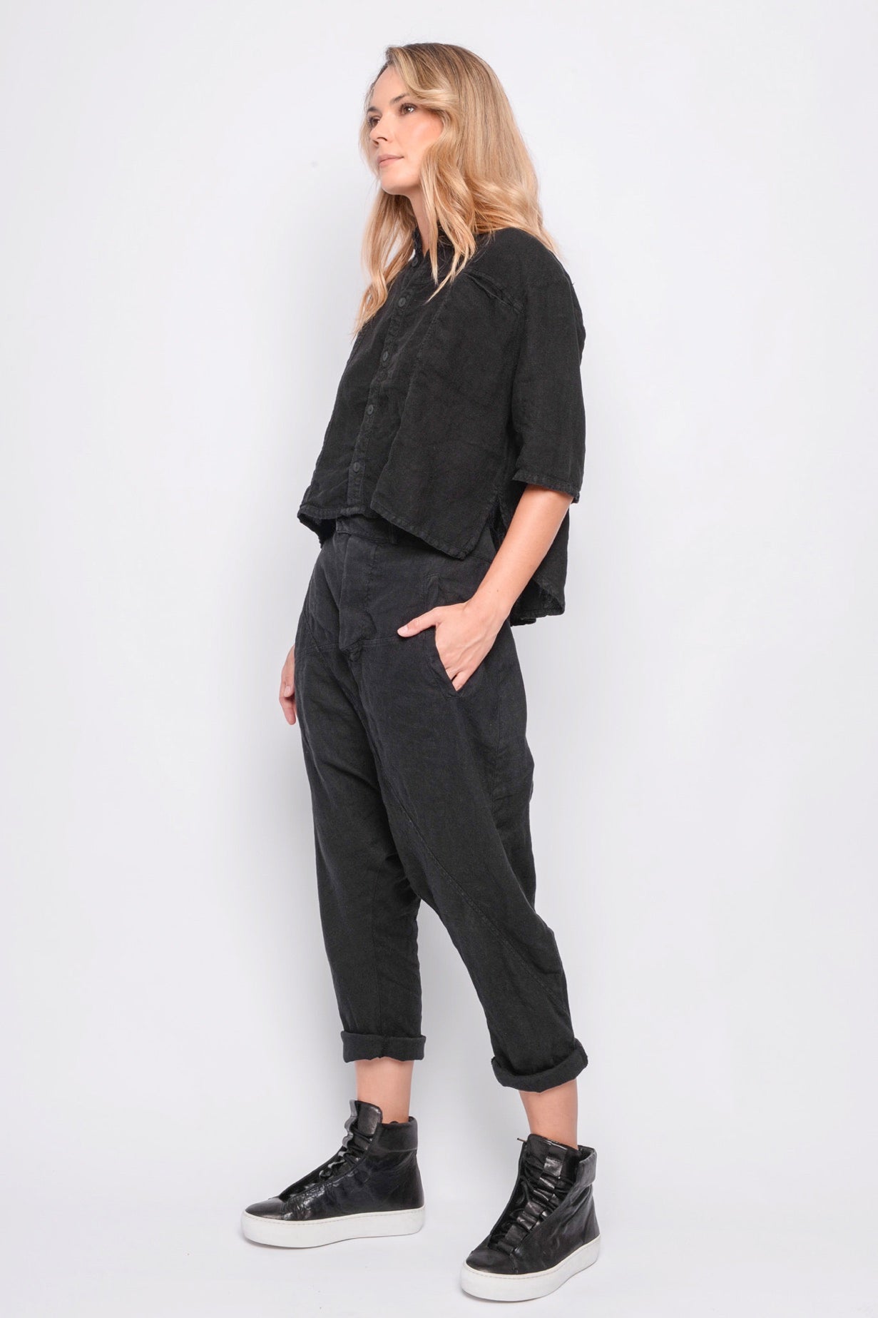 
                  
                    251.01.04 100% LINEN 100 BLACK
                  
                