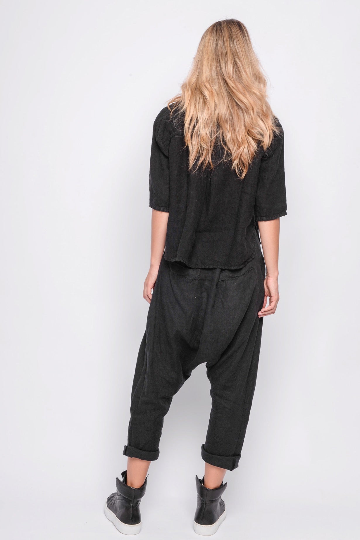 
                  
                    251.01.04 100% LINEN 100 BLACK
                  
                