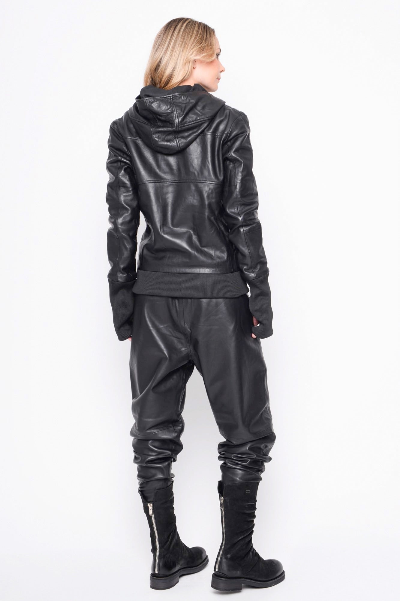 
                  
                    B41.252.41.06 100%LEATH/95%NY5%EA 100 BLACK
                  
                