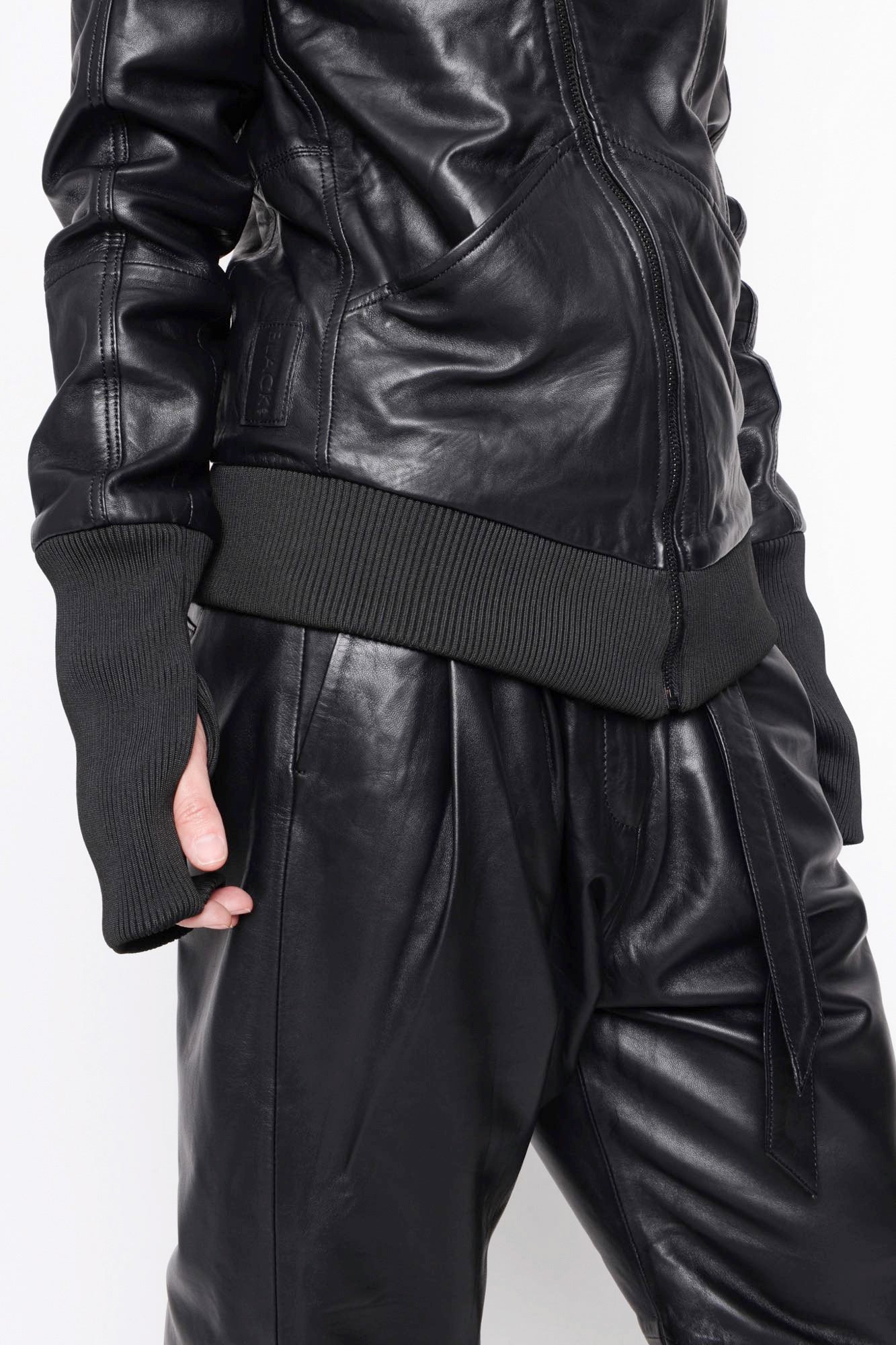 
                  
                    B41.252.41.06 100%LEATH/95%NY5%EA 100 BLACK
                  
                