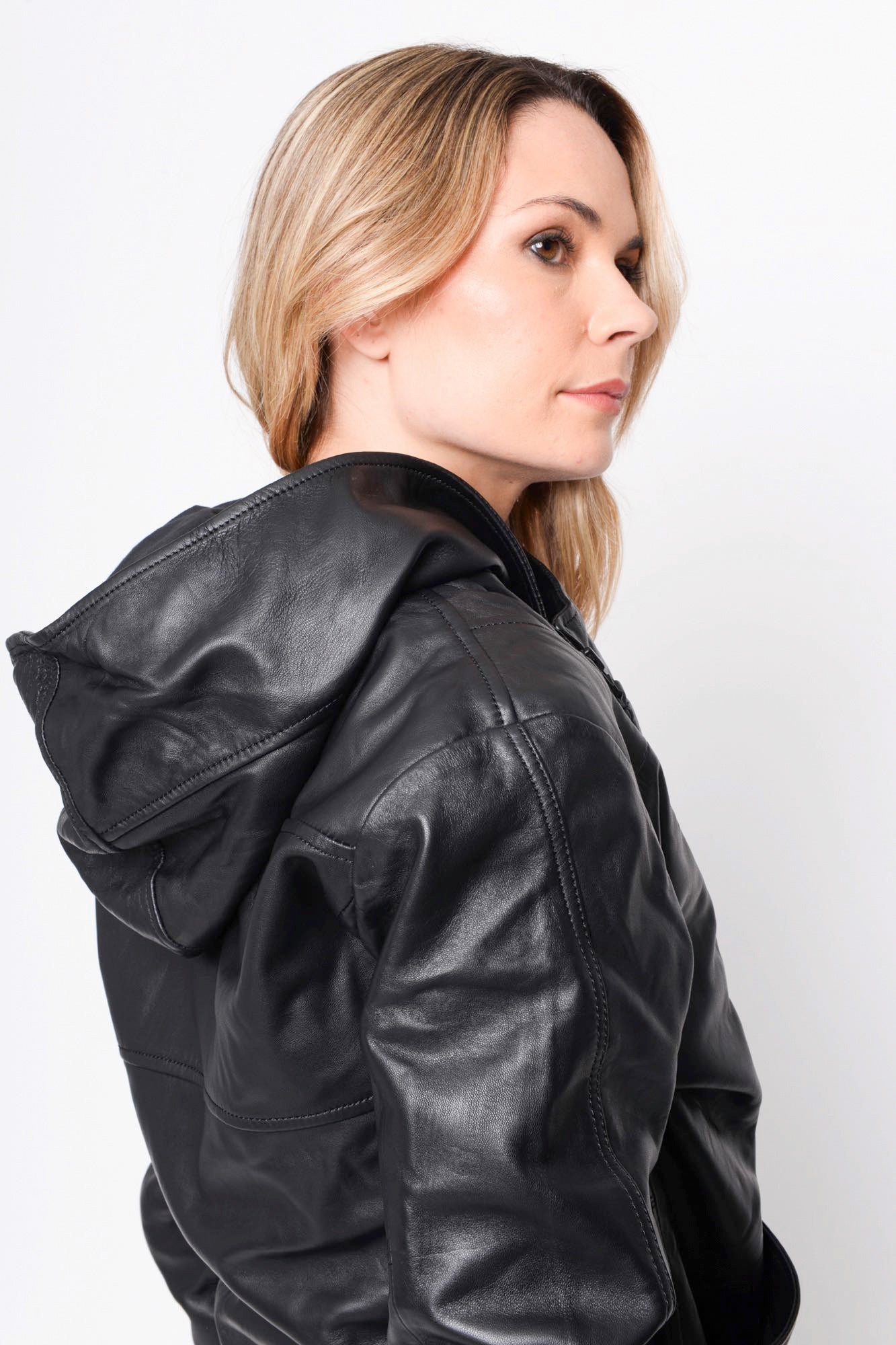 
                  
                    B41.252.41.06 100%LEATH/95%NY5%EA 100 BLACK
                  
                