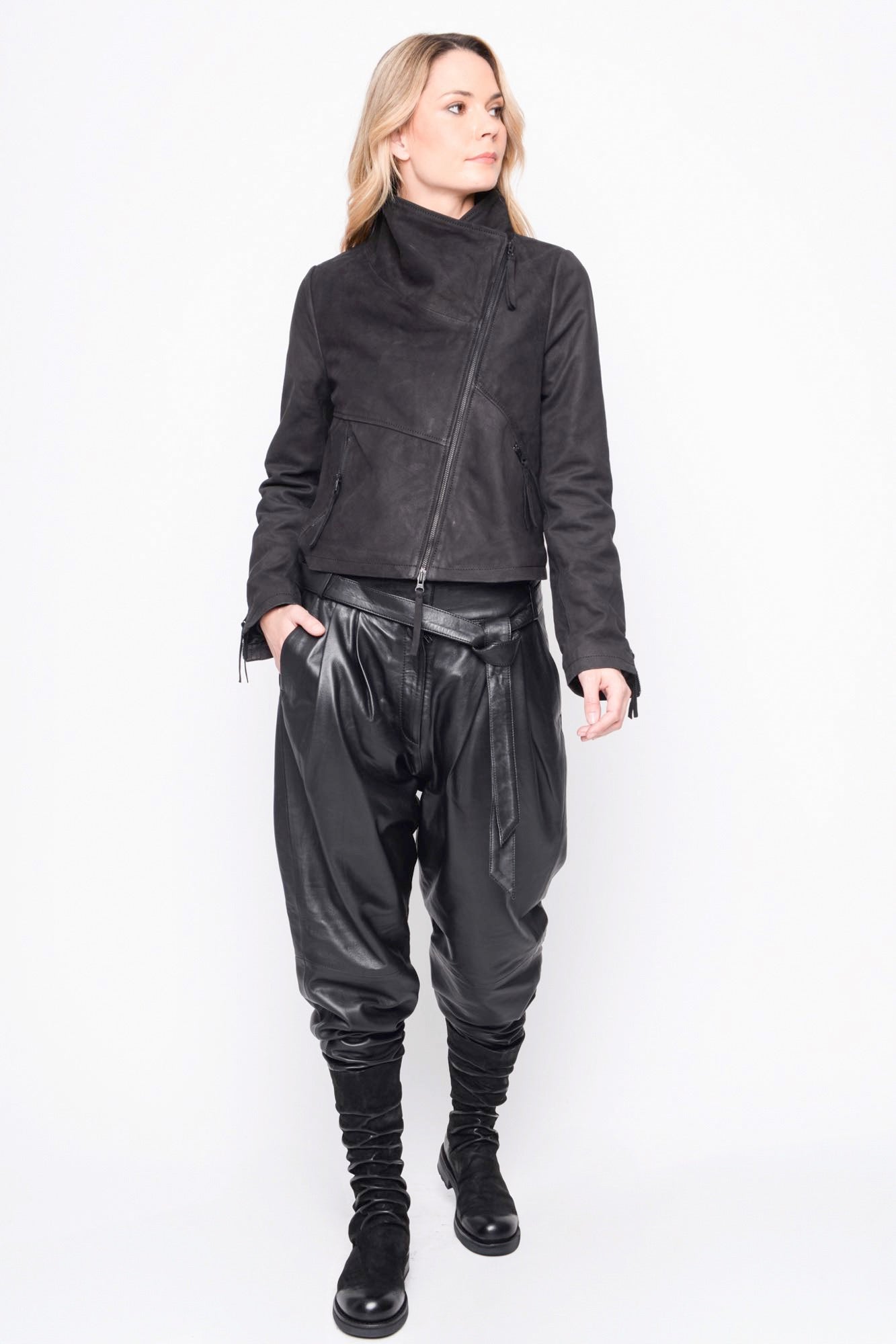 
                  
                    B41.252.41.05 100%LEATH/95%NY5%EA 100 BLACK
                  
                