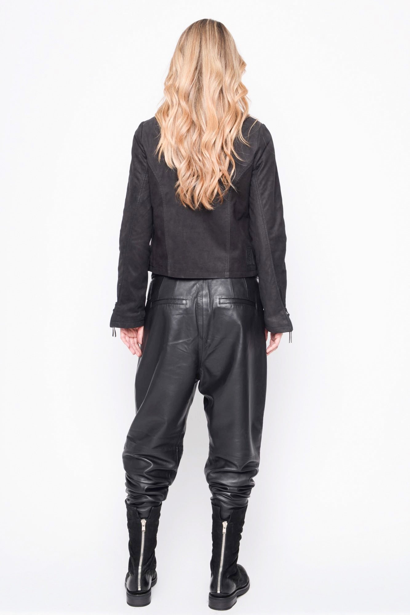 
                  
                    B41.252.41.05 100%LEATH/95%NY5%EA 100 BLACK
                  
                