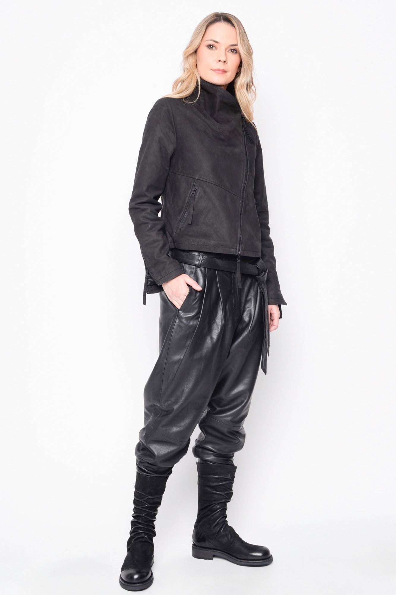 
                  
                    B41.252.41.04 100%LEATH/95%NY5%EA 100 BLACK
                  
                