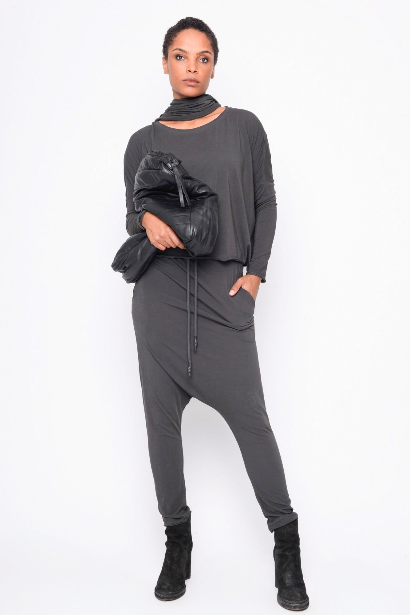 
                  
                    B40.252.40.02 100%LEATH/95%NY5%EA 100 BLACK
                  
                