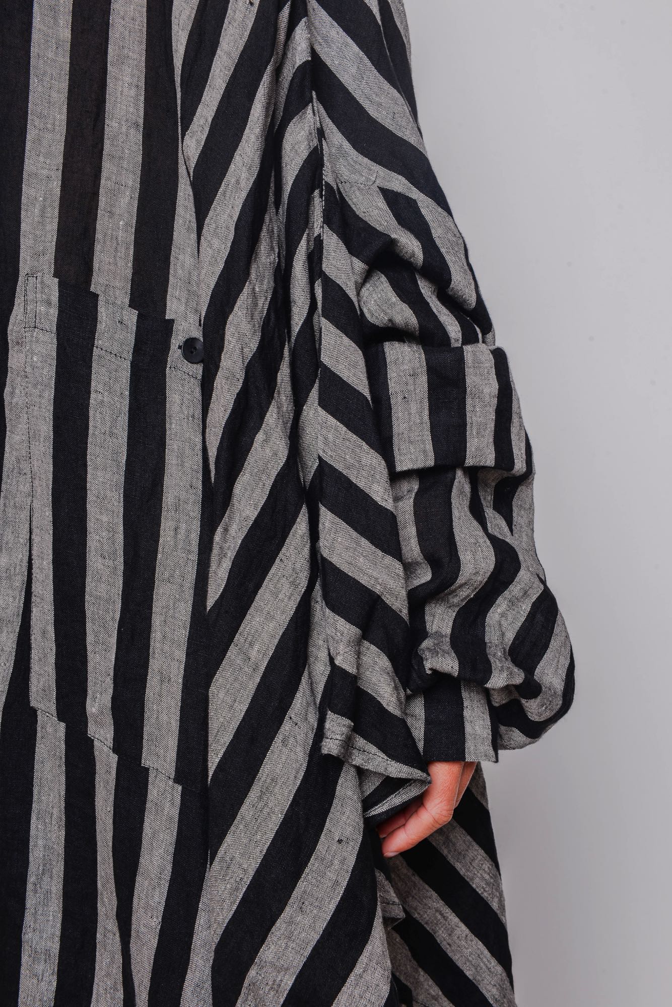 
                  
                    ID.03.03.04 woven 100% linen 180 STRIPE GREY
                  
                