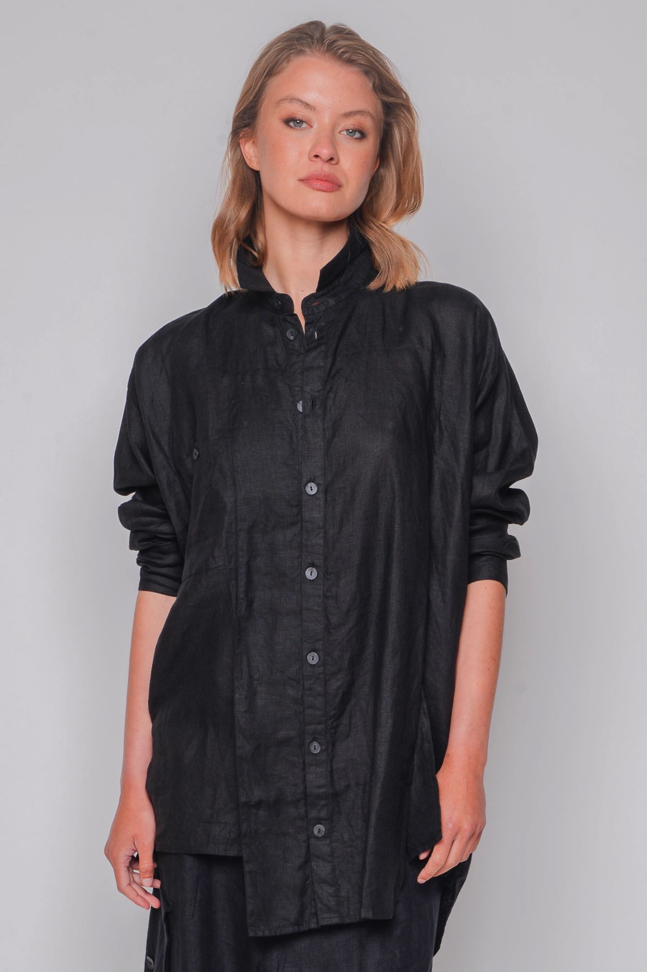 
                  
                    ID.03.03.03 woven 100% linen 100 BLACK
                  
                