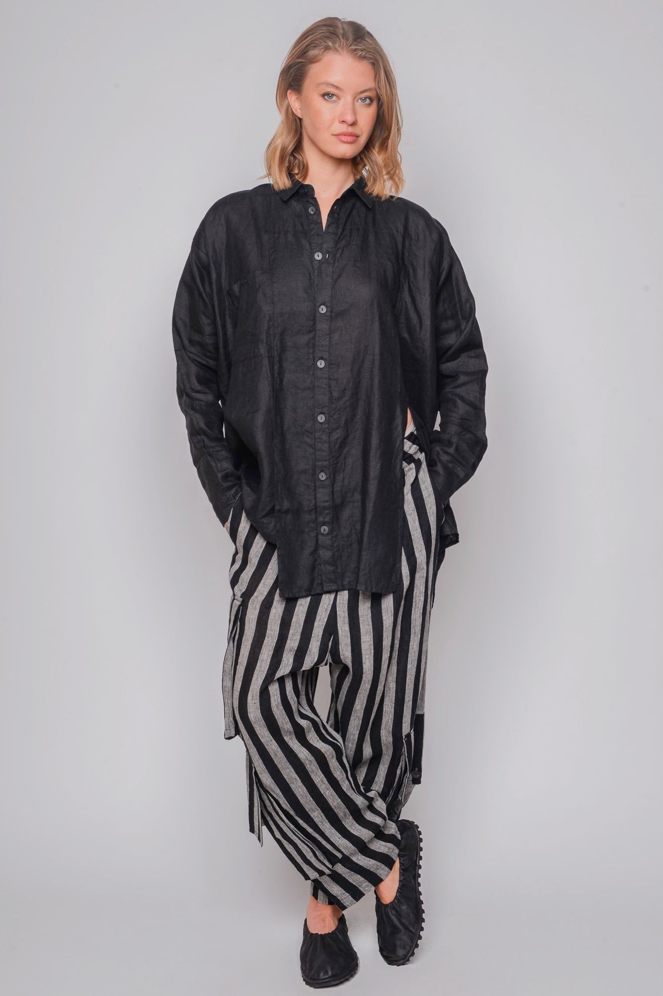 
                  
                    ID.03.03.03 woven 100% linen 100 BLACK
                  
                