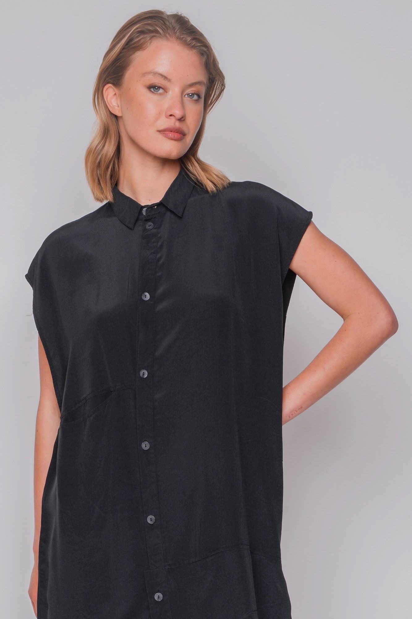 
                  
                    ID.03.06.01 100% SILK STONE WASH 179 STONEWASH BLACK
                  
                