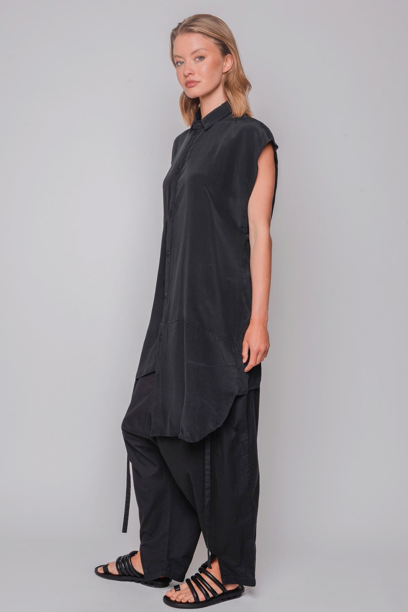 
                  
                    ID.03.06.01 100% SILK STONE WASH 179 STONEWASH BLACK
                  
                