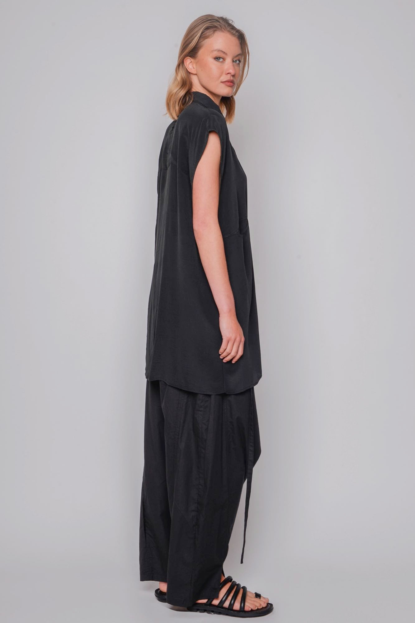 
                  
                    ID.03.06.01 100% SILK STONE WASH 179 STONEWASH BLACK
                  
                