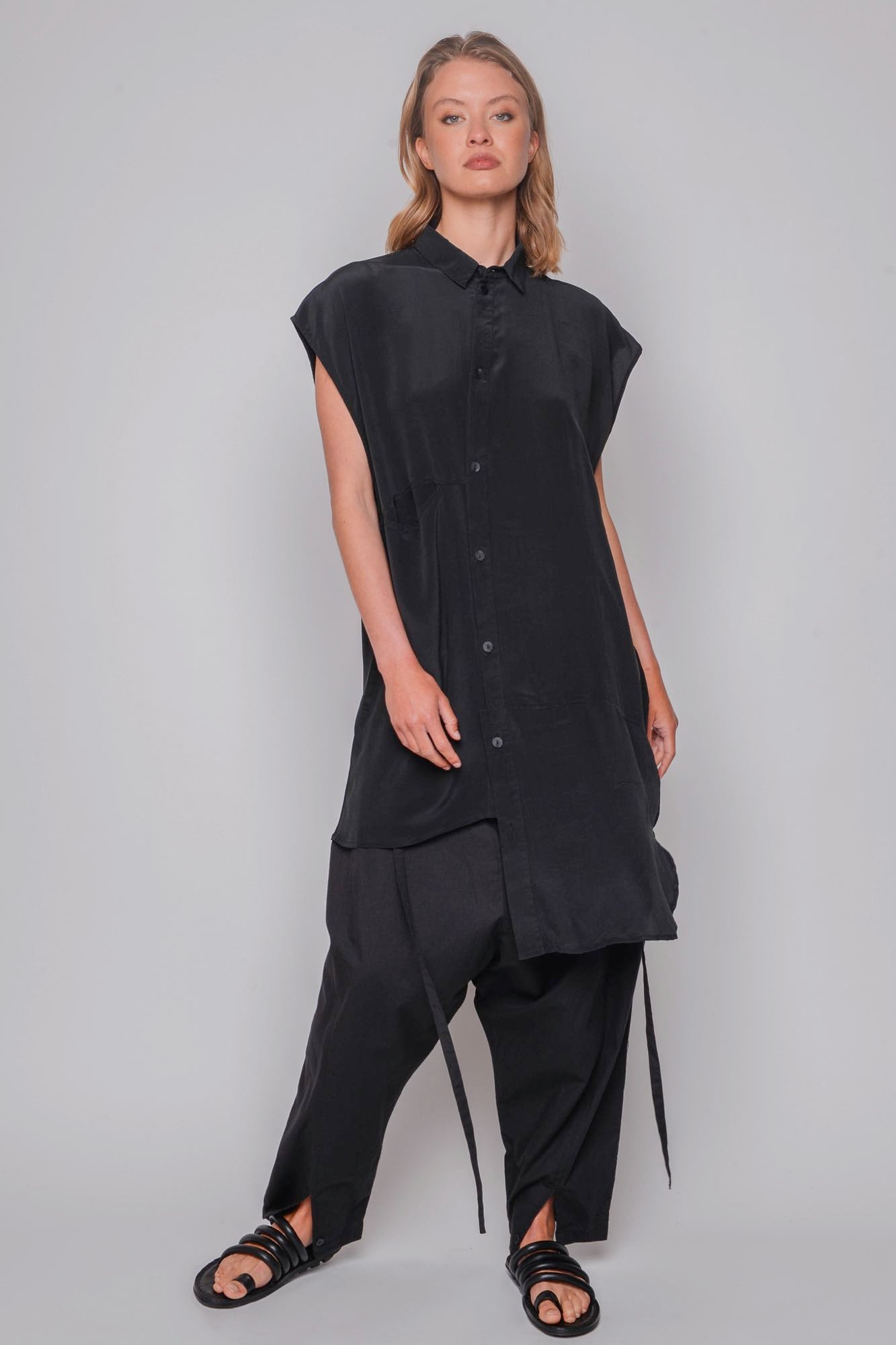 
                  
                    ID.03.06.01 100% SILK STONE WASH 179 STONEWASH BLACK
                  
                