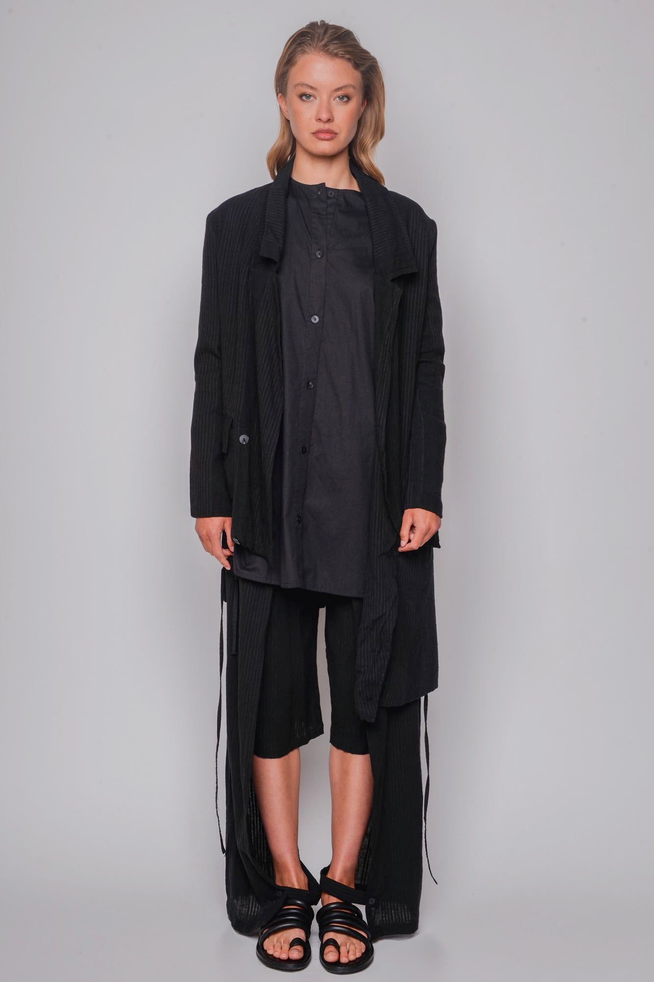 
                  
                    ID.03.02.02 woven 72%CO 28%LI 100 BLACK
                  
                