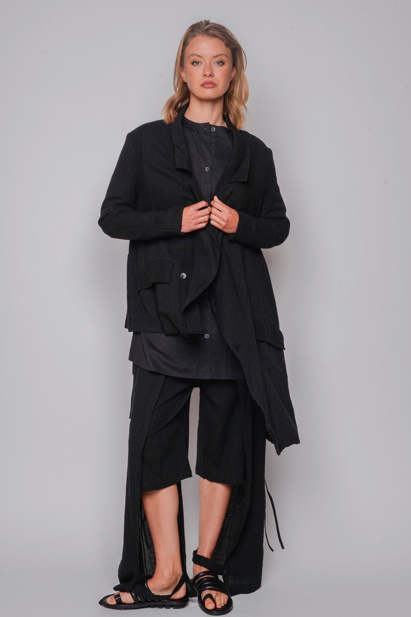 
                  
                    ID.03.02.02 woven 72%CO 28%LI 100 BLACK
                  
                