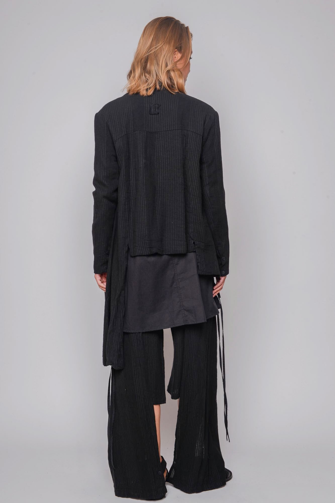
                  
                    ID.03.02.03 woven 72%CO 28%LI 100 BLACK
                  
                