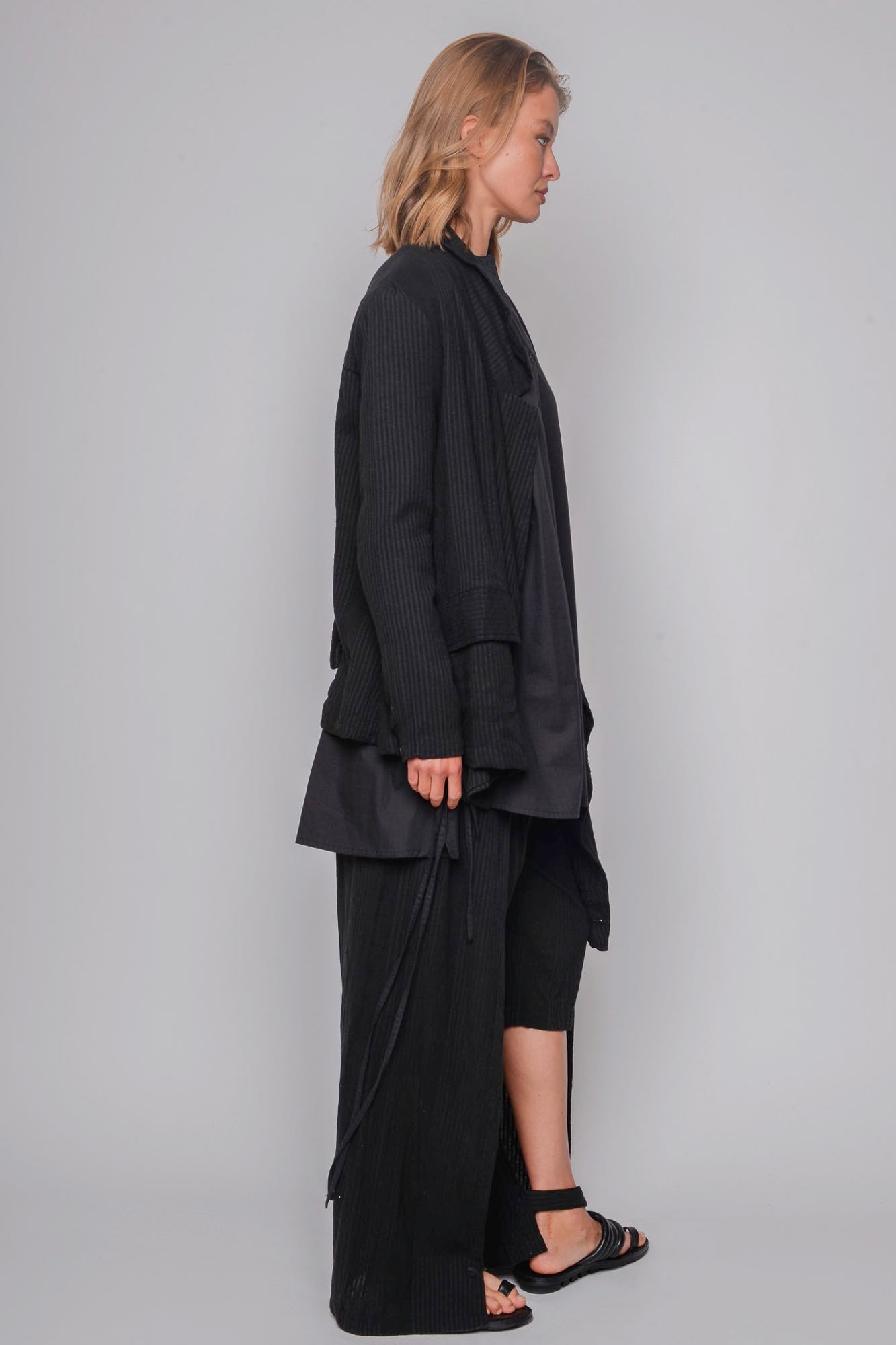 
                  
                    ID.03.02.02 woven 72%CO 28%LI 100 BLACK
                  
                