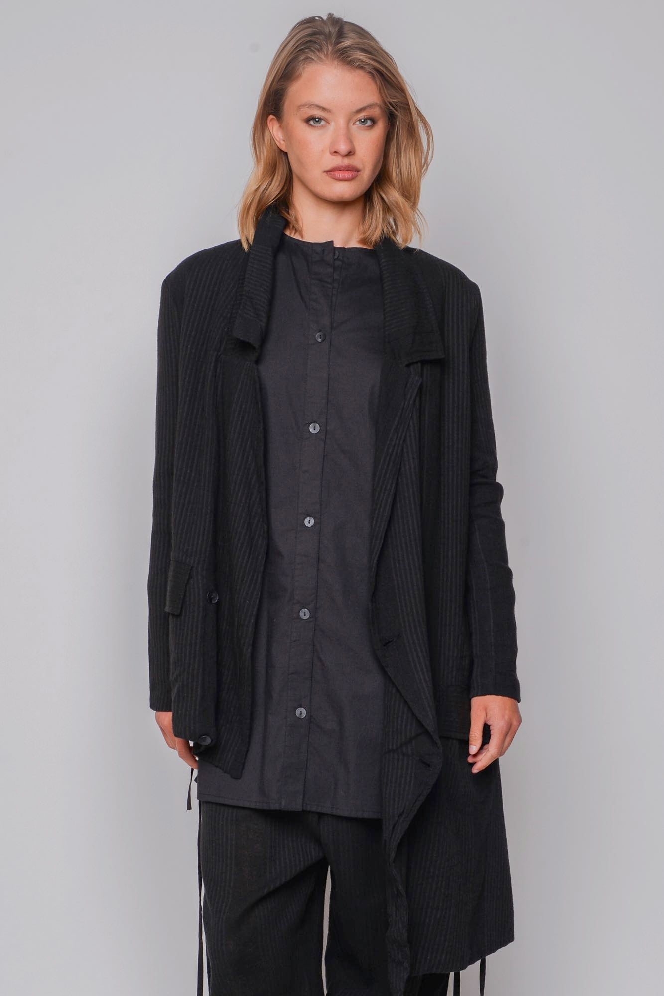 
                  
                    ID.03.02.03 woven 72%CO 28%LI 100 BLACK
                  
                