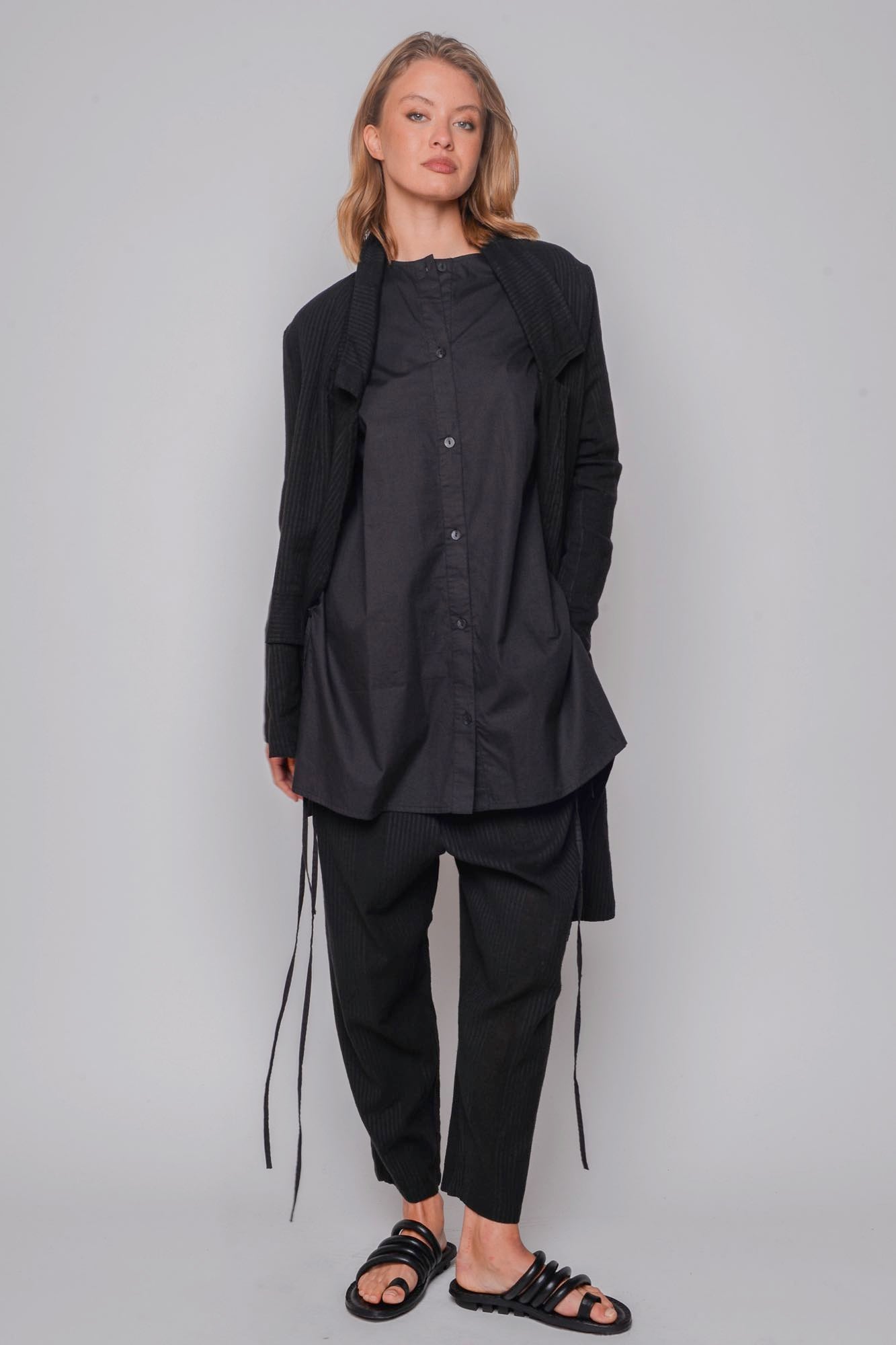 
                  
                    ID.03.02.03 woven 72%CO 28%LI 100 BLACK
                  
                