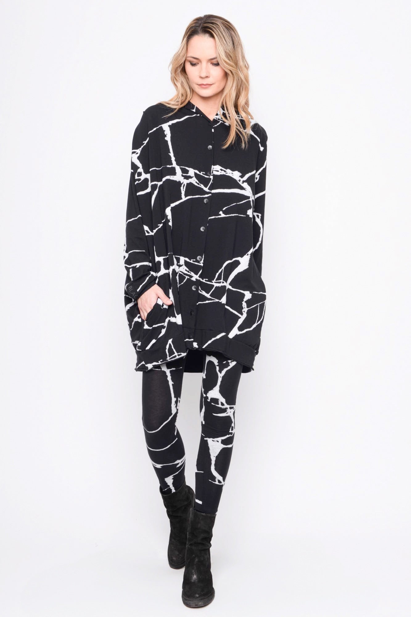 
                  
                    252.02.06 BLOUSE 95% CO 5% EA 509 PRINT ON BLACK
                  
                