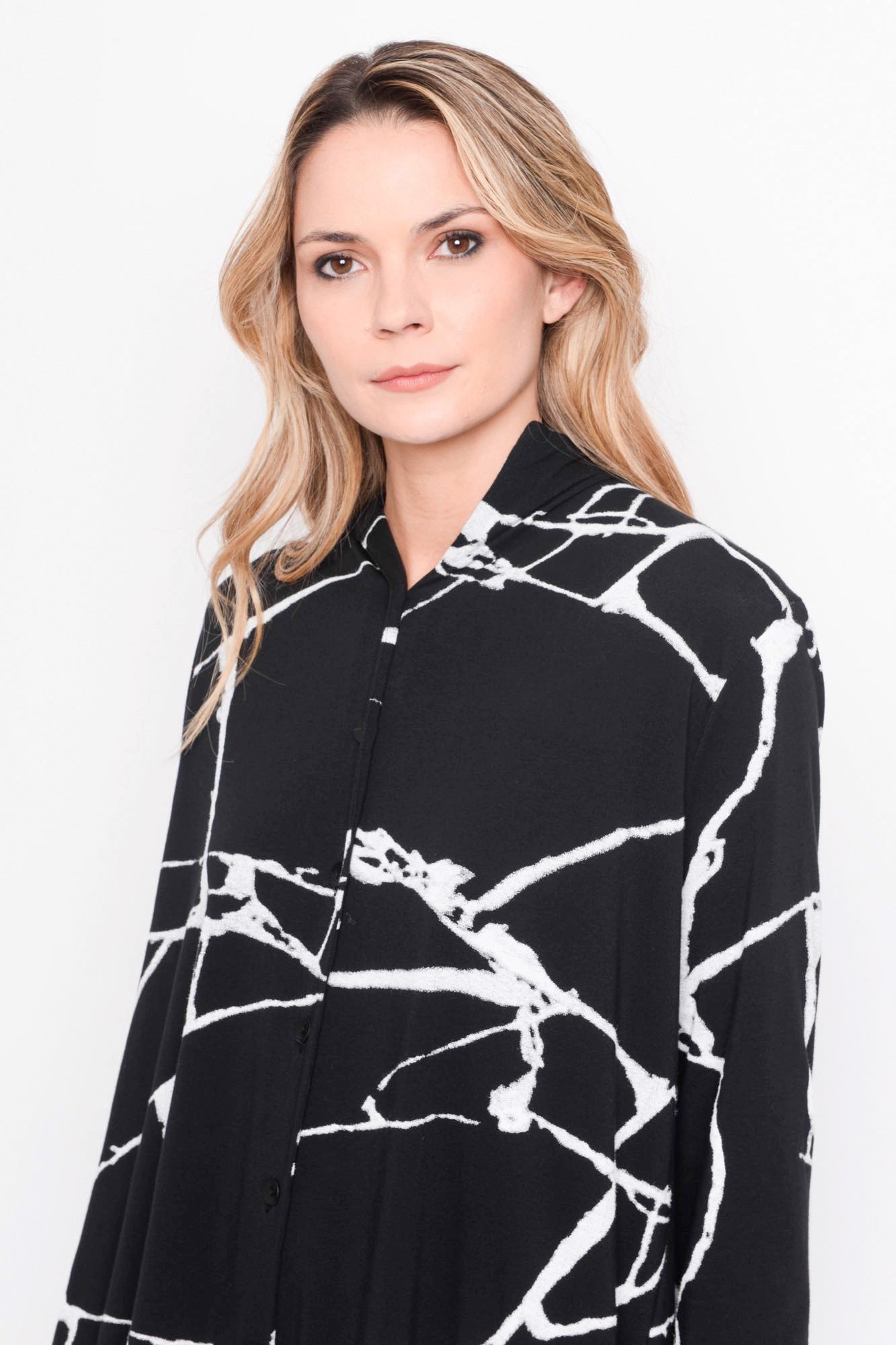 
                  
                    252.02.06 BLOUSE 95% CO 5% EA 509 PRINT ON BLACK
                  
                