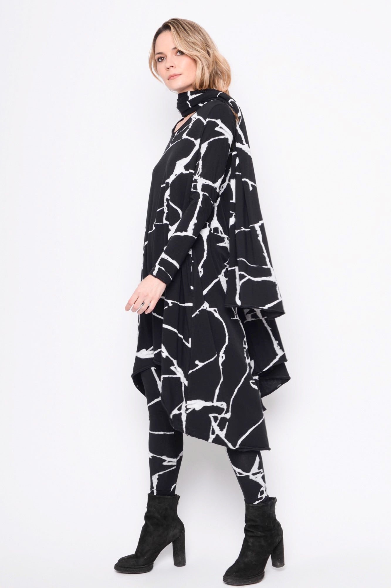 
                  
                    252.02.07 DRESS 95% CO 5% EA 509 PRINT ON BLACK
                  
                