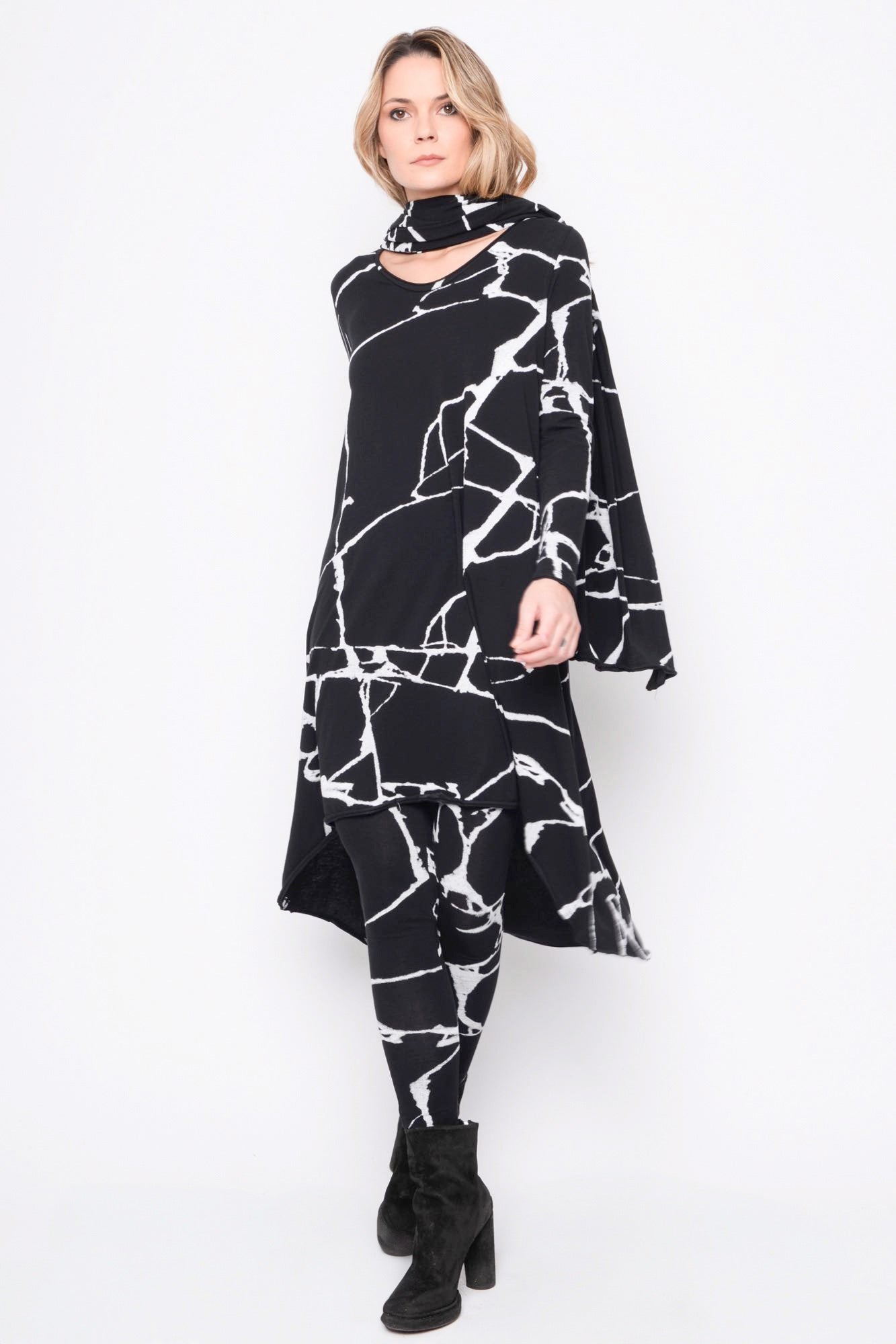 
                  
                    252.02.07 DRESS 95% CO 5% EA 509 PRINT ON BLACK
                  
                