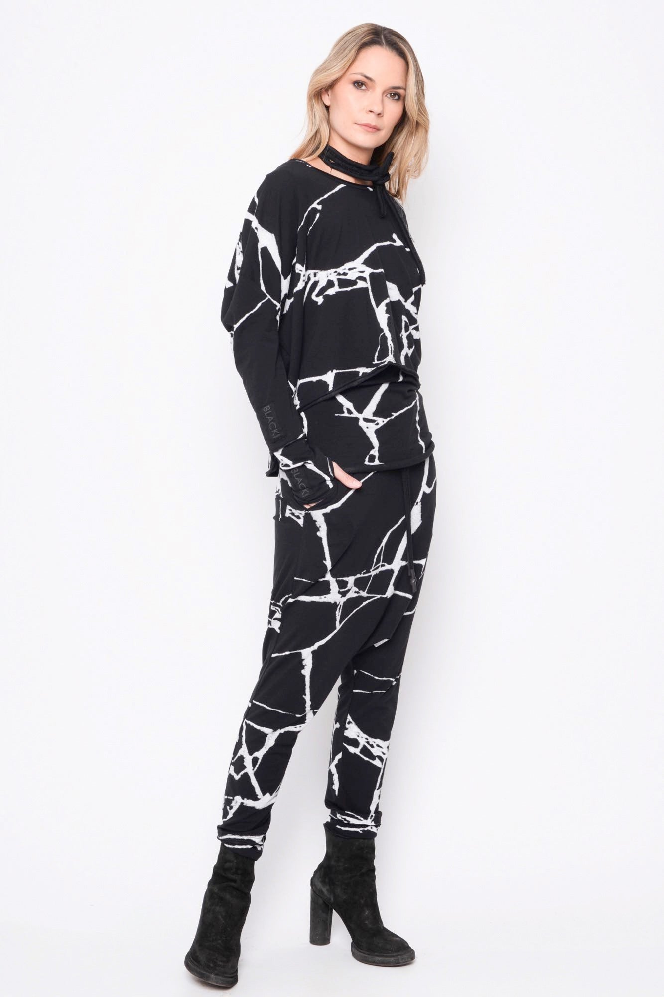 
                  
                    252.02.12 95% CO 5% EA 509 PRINT ON BLACK
                  
                