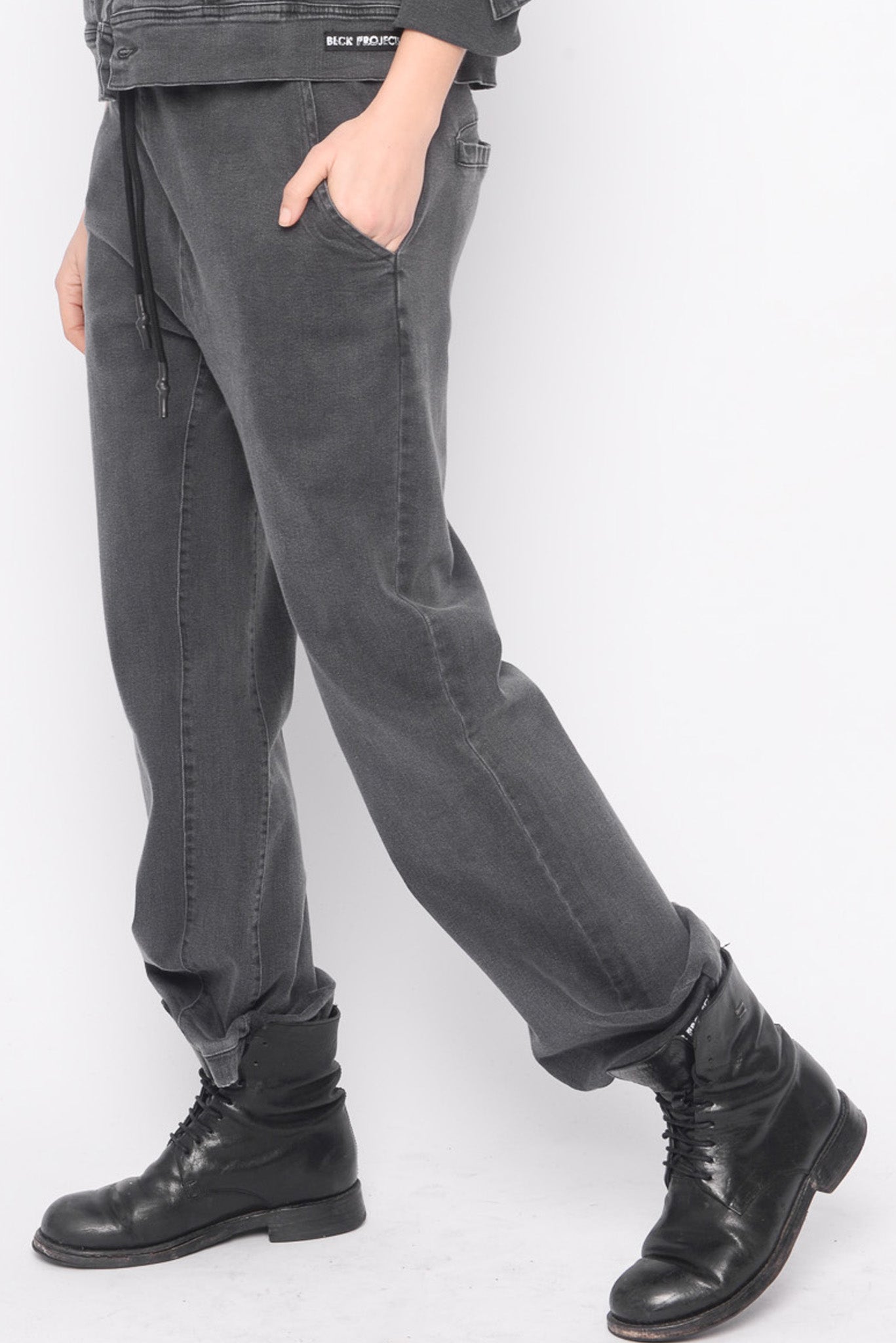 
                  
                    BP222.06.05.1 denim 96.5%co 3.5%ea 105 FADED BLACK
                  
                