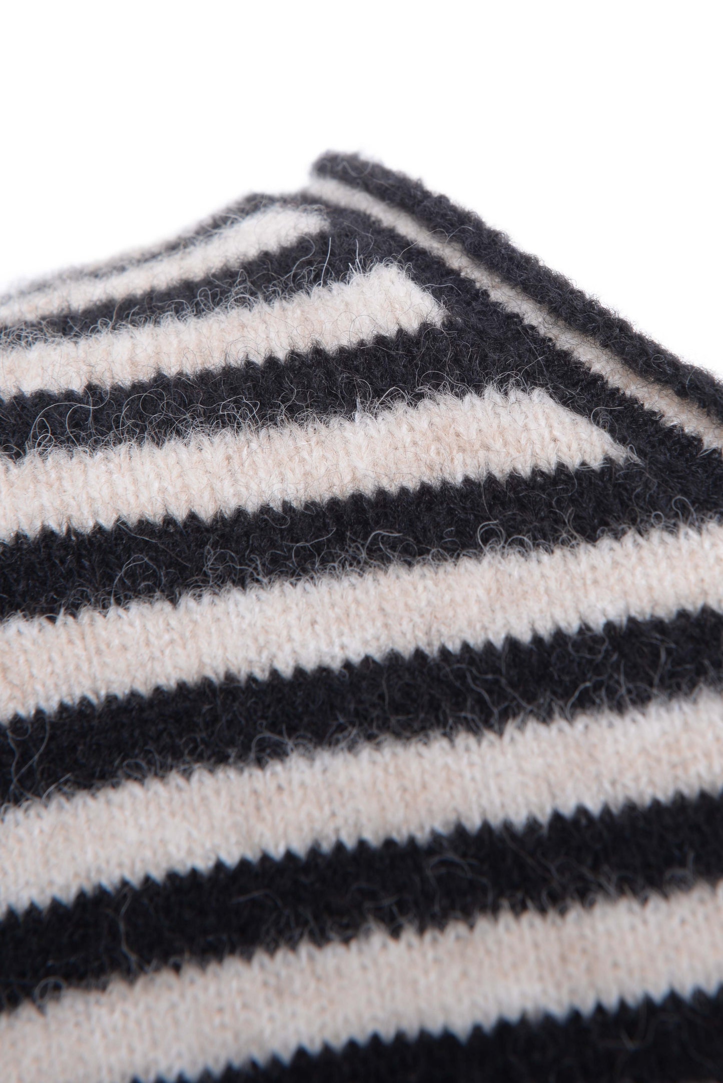 
                  
                    PAL OFFNER 2402-040202-320008 BABY ALPACA WOOL M00047 STRIPED BLACK + CREME
                  
                