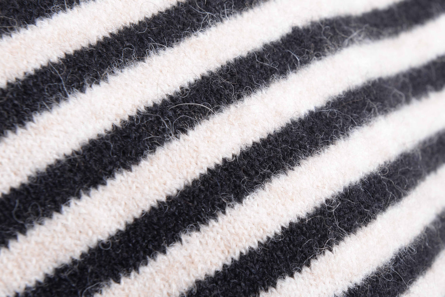 
                  
                    PAL OFFNER 2402-040202-320008 BABY ALPACA WOOL M00047 STRIPED BLACK + CREME
                  
                