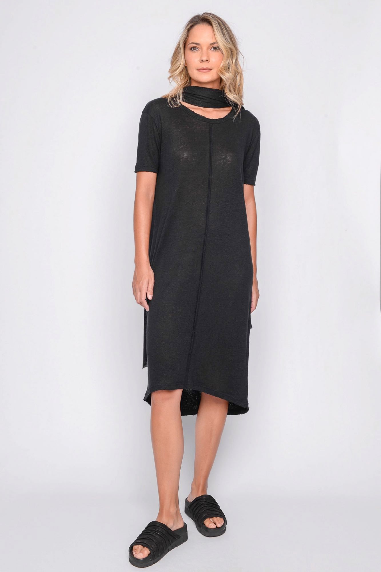 
                  
                    261.06.08 100% LINEN JERSEY 100 BLACK
                  
                