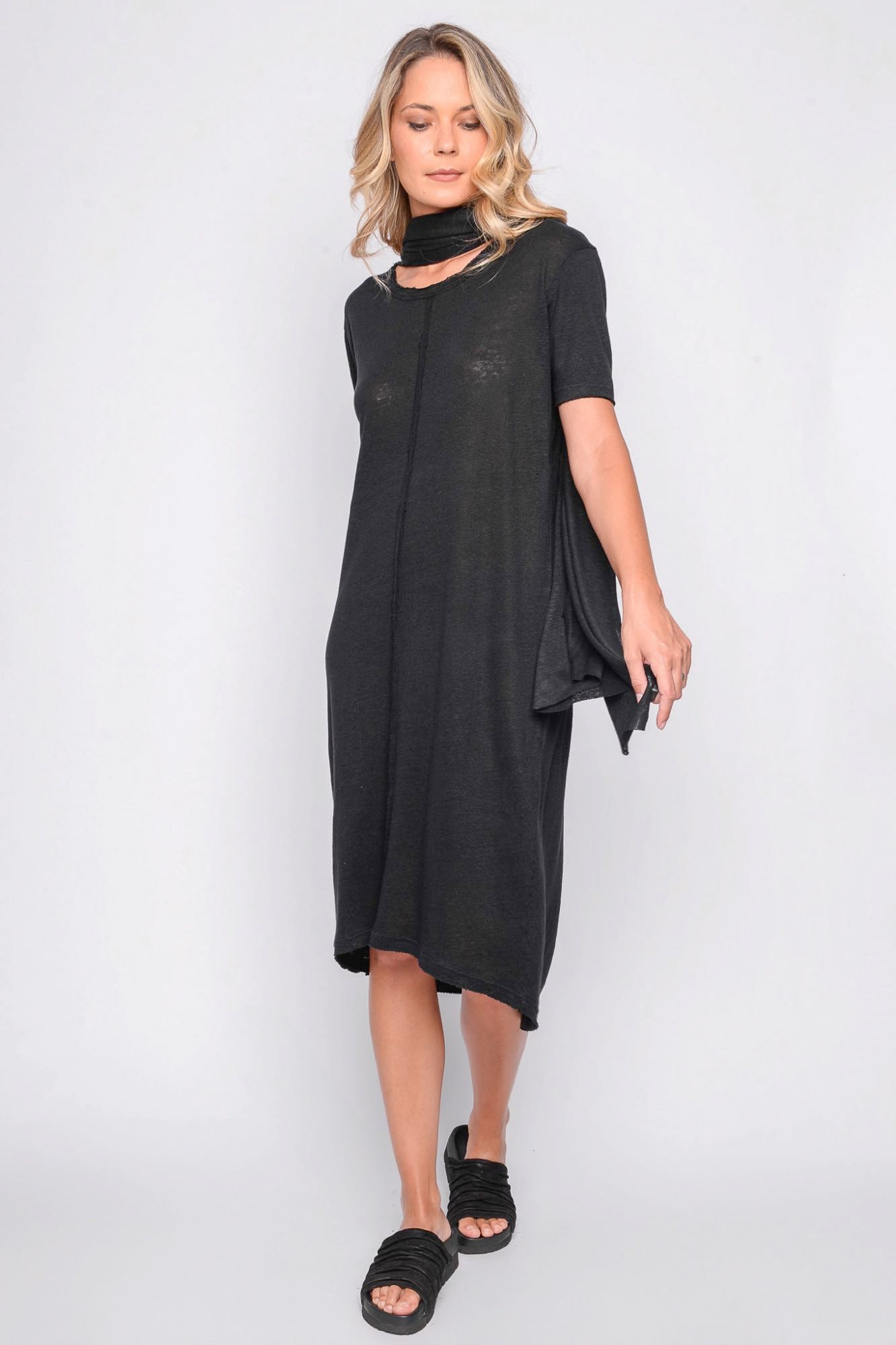 
                  
                    261.06.08 100% LINEN JERSEY 100 BLACK
                  
                