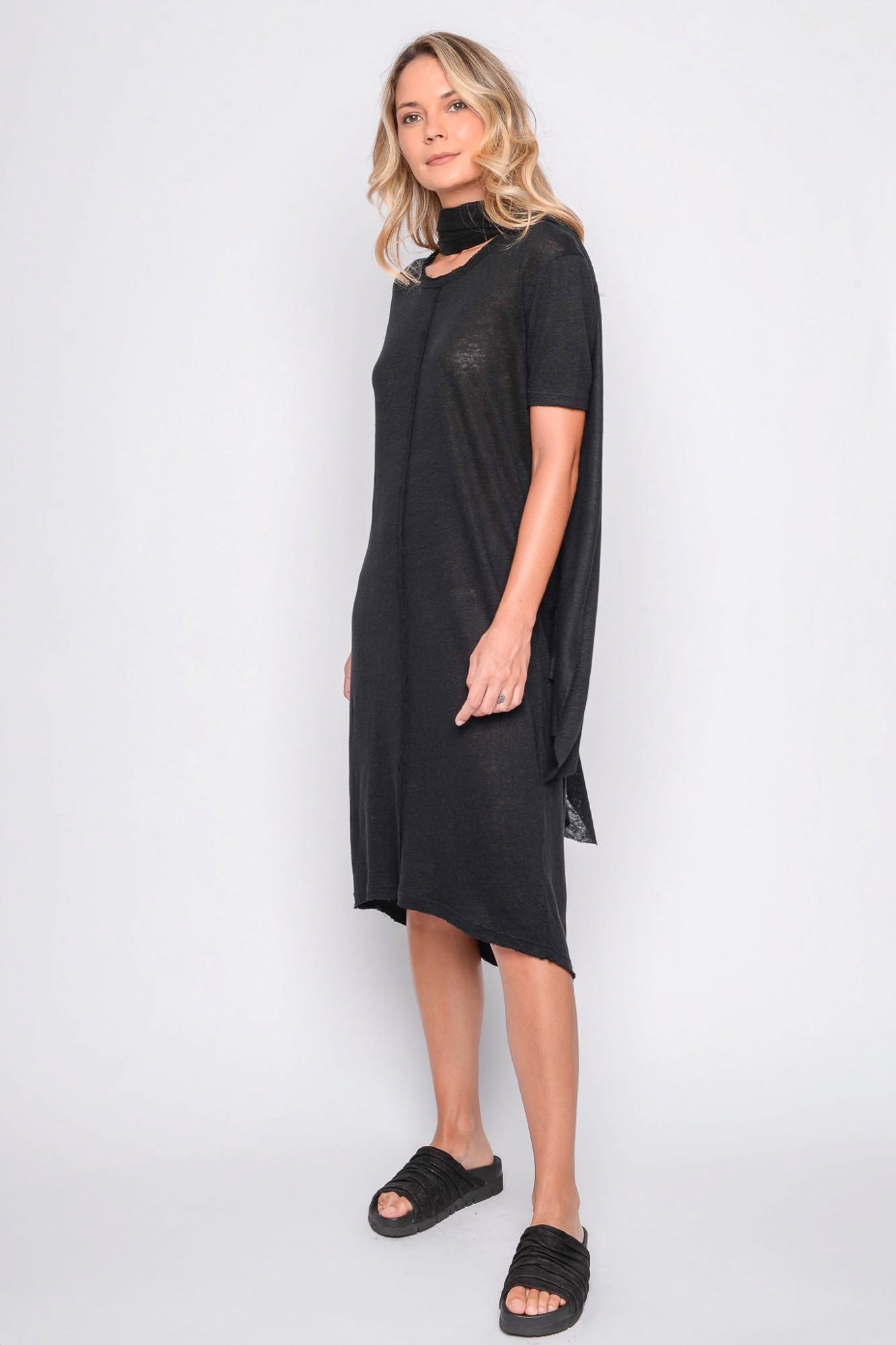 
                  
                    261.06.08 100% LINEN JERSEY 100 BLACK
                  
                