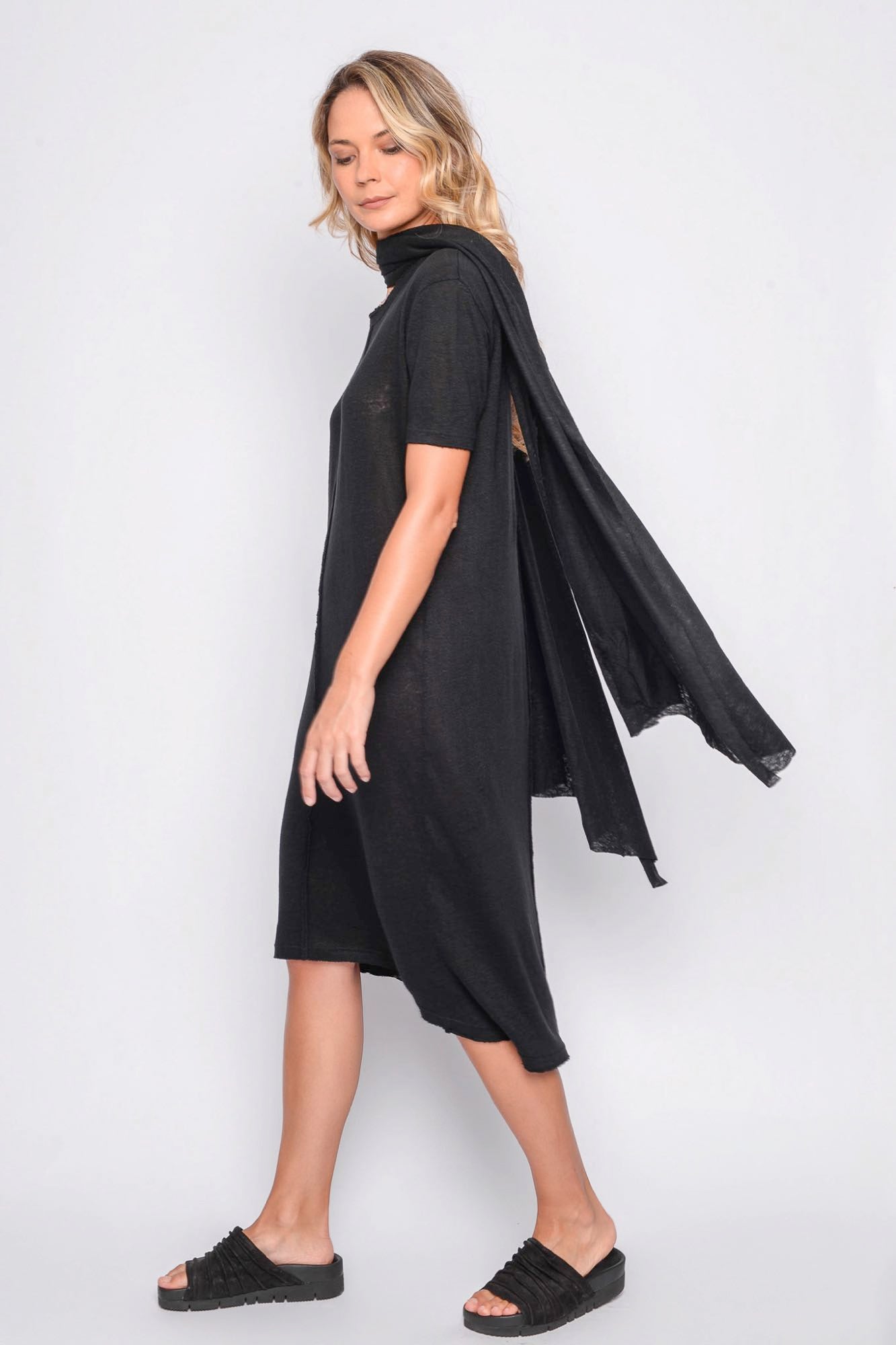 
                  
                    261.06.08 100% LINEN JERSEY 100 BLACK
                  
                