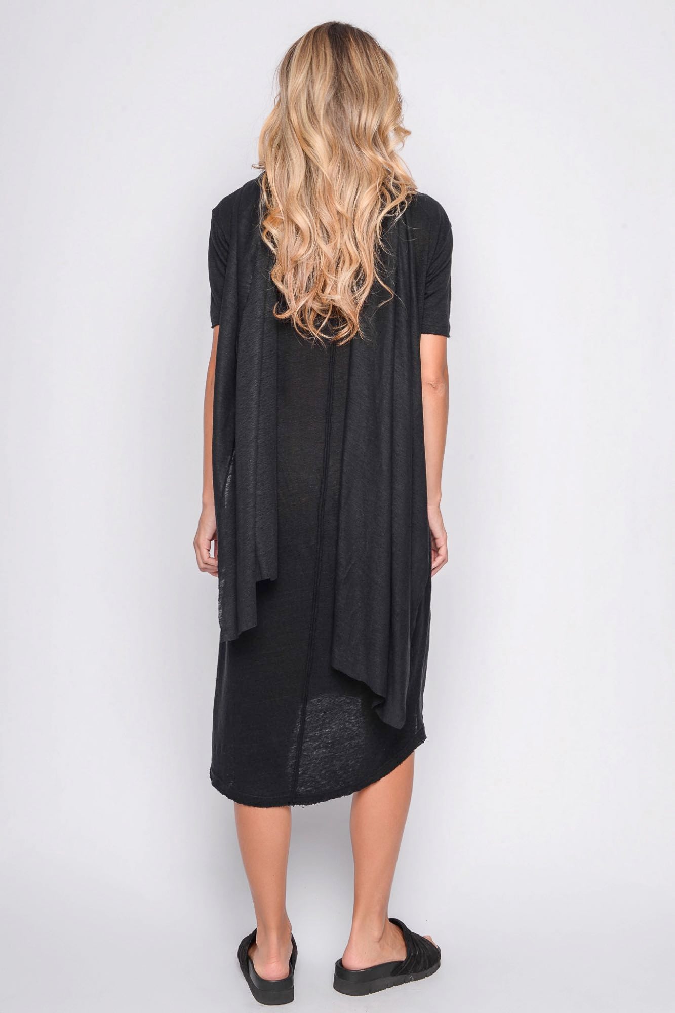 
                  
                    261.06.04 100% LINEN JERSEY 100 BLACK
                  
                