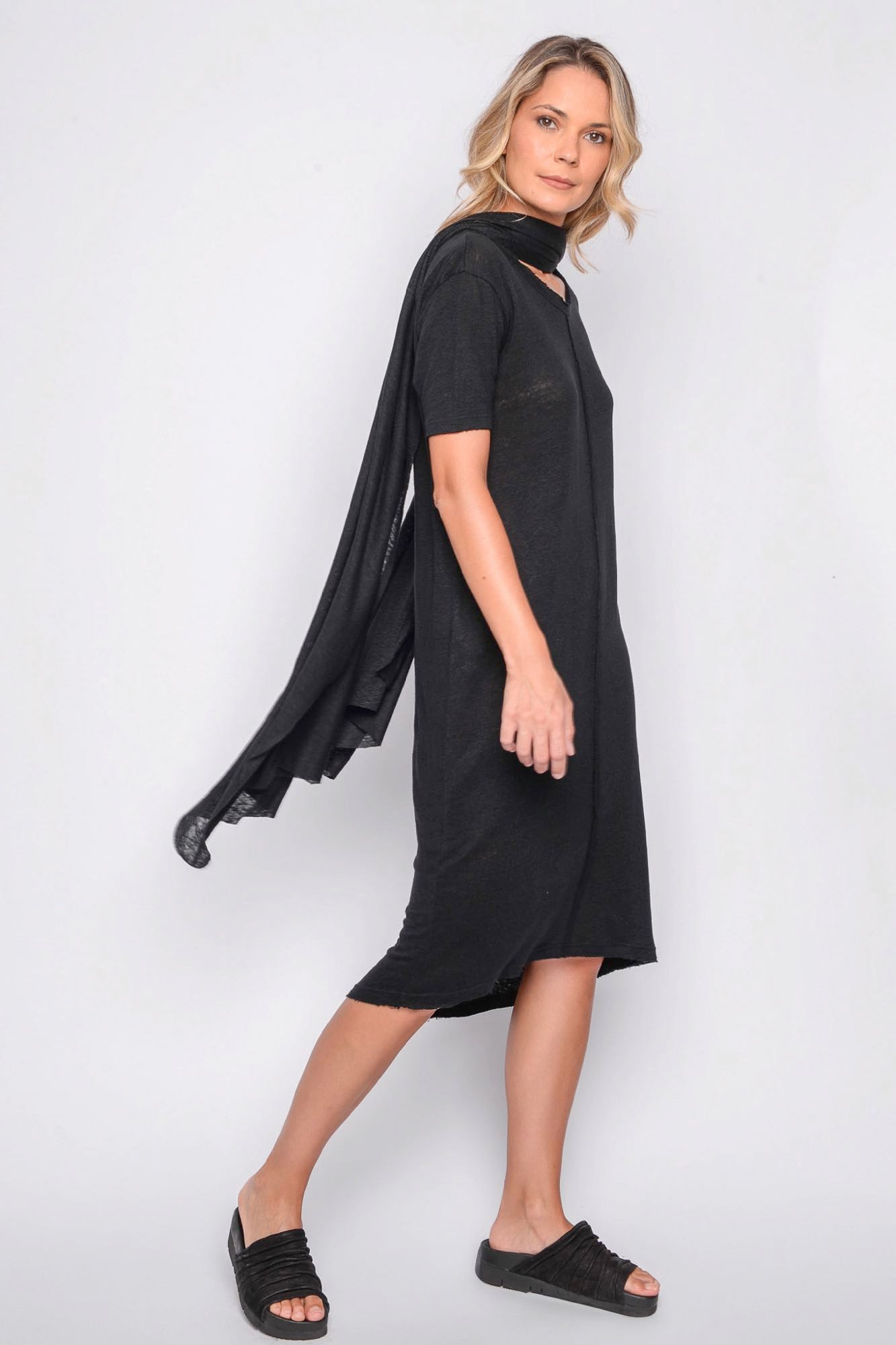 
                  
                    261.06.08 100% LINEN JERSEY 100 BLACK
                  
                