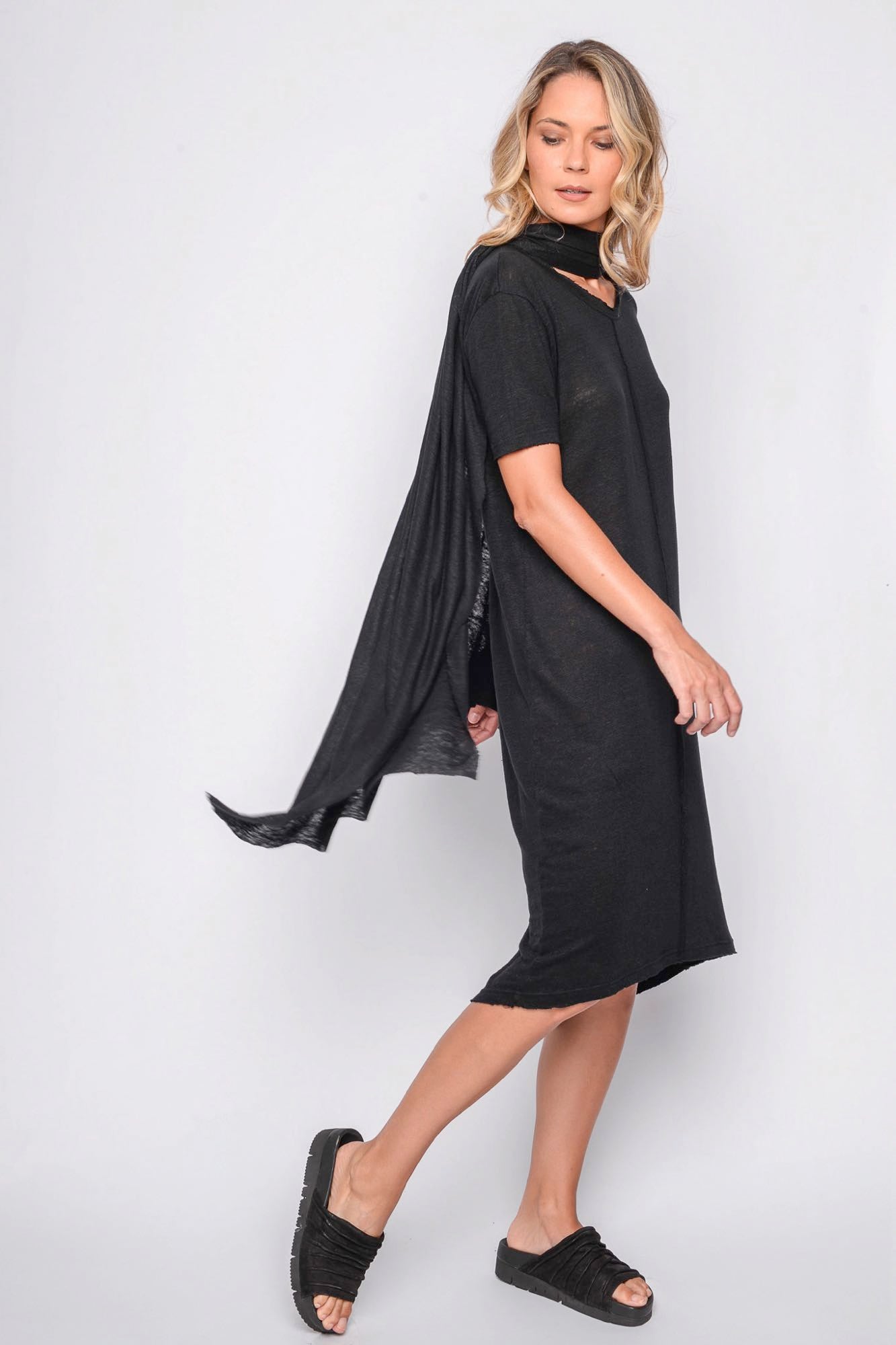 
                  
                    261.06.04 100% LINEN JERSEY 100 BLACK
                  
                