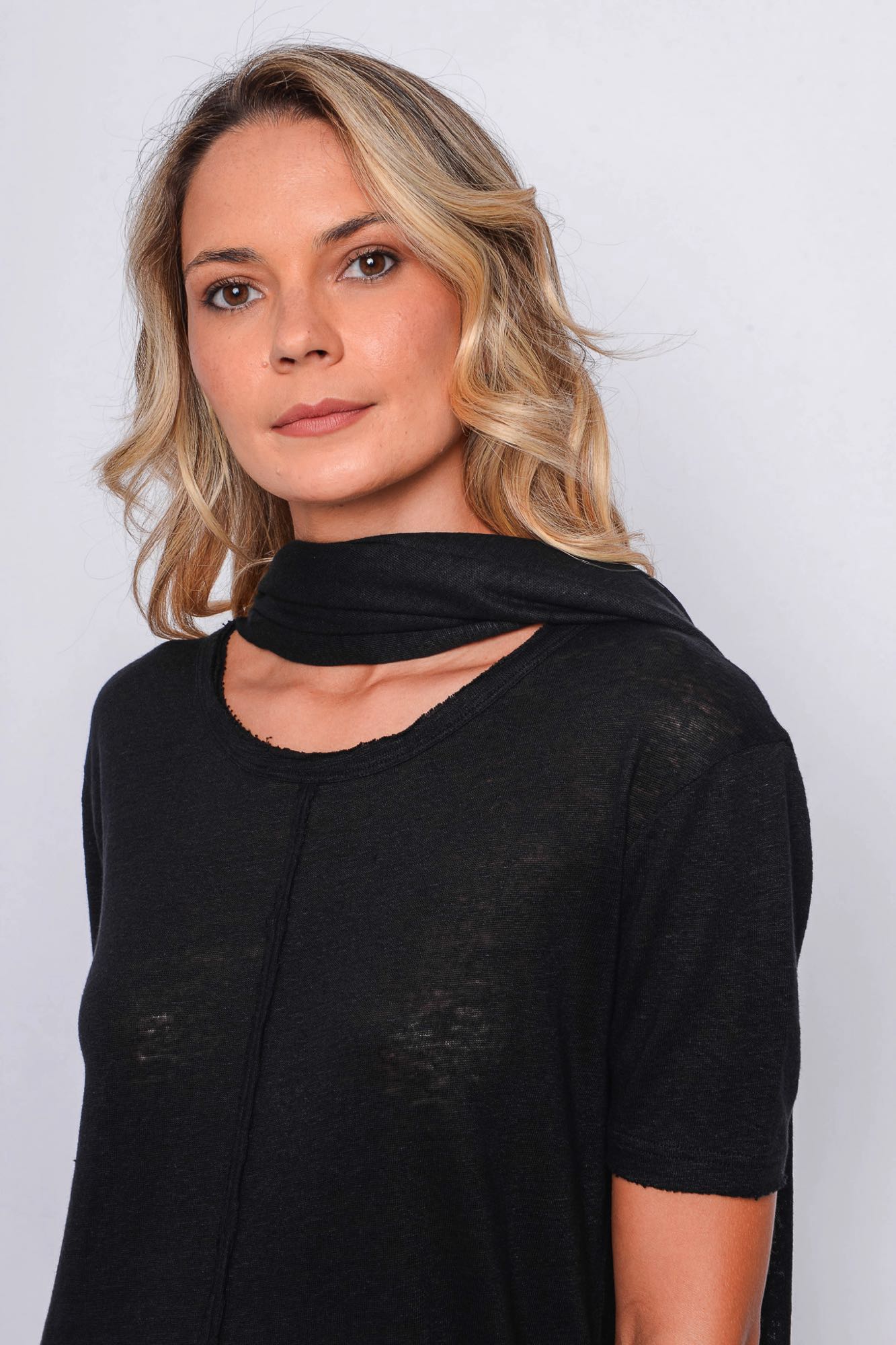 
                  
                    261.06.08 100% LINEN JERSEY 100 BLACK
                  
                