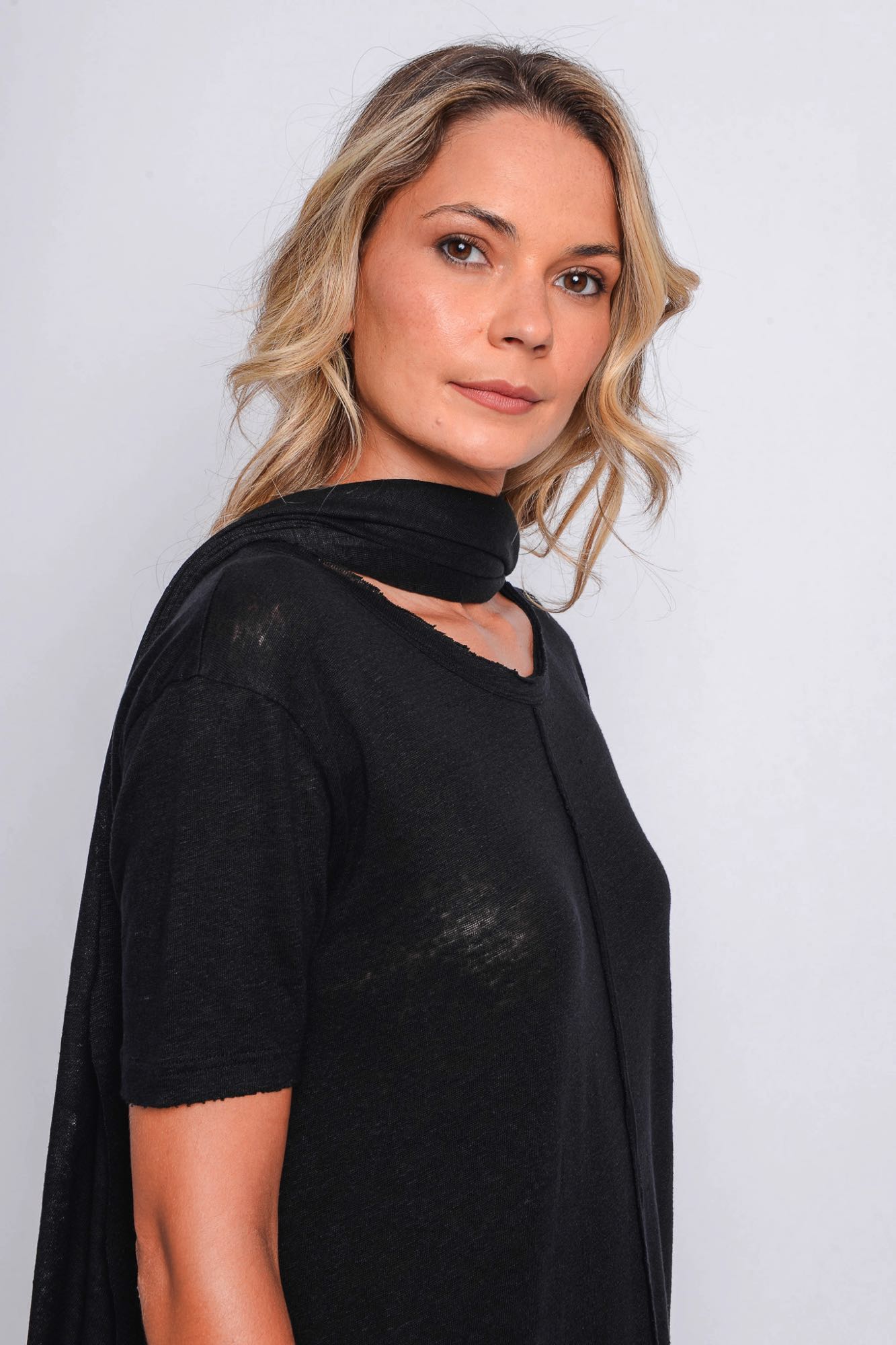 
                  
                    261.06.08 100% LINEN JERSEY 100 BLACK
                  
                