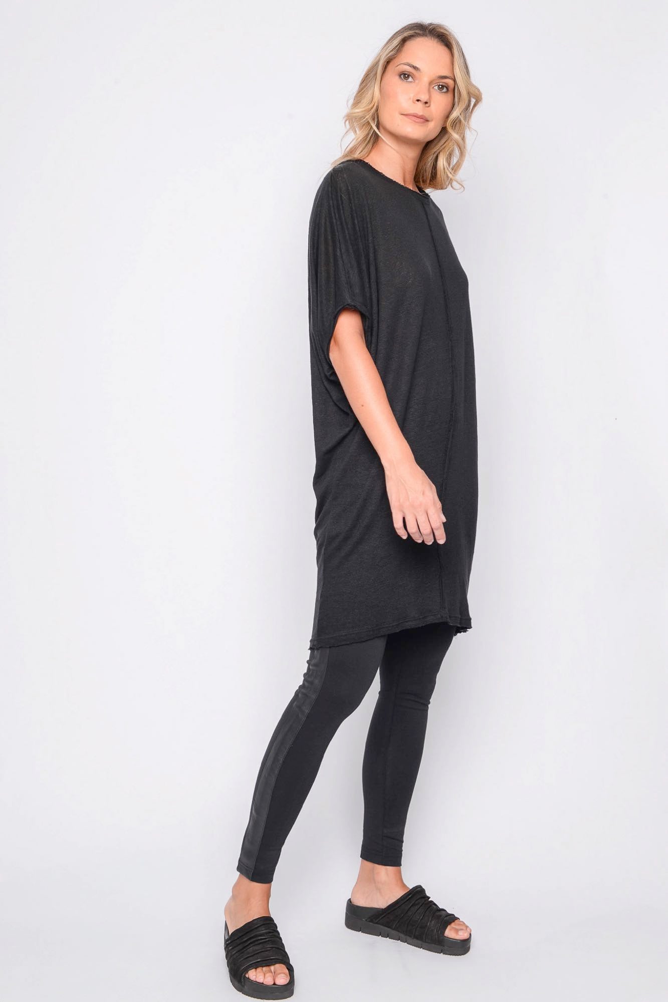 
                  
                    261.06.06 100% LINEN JERSEY 100 BLACK
                  
                