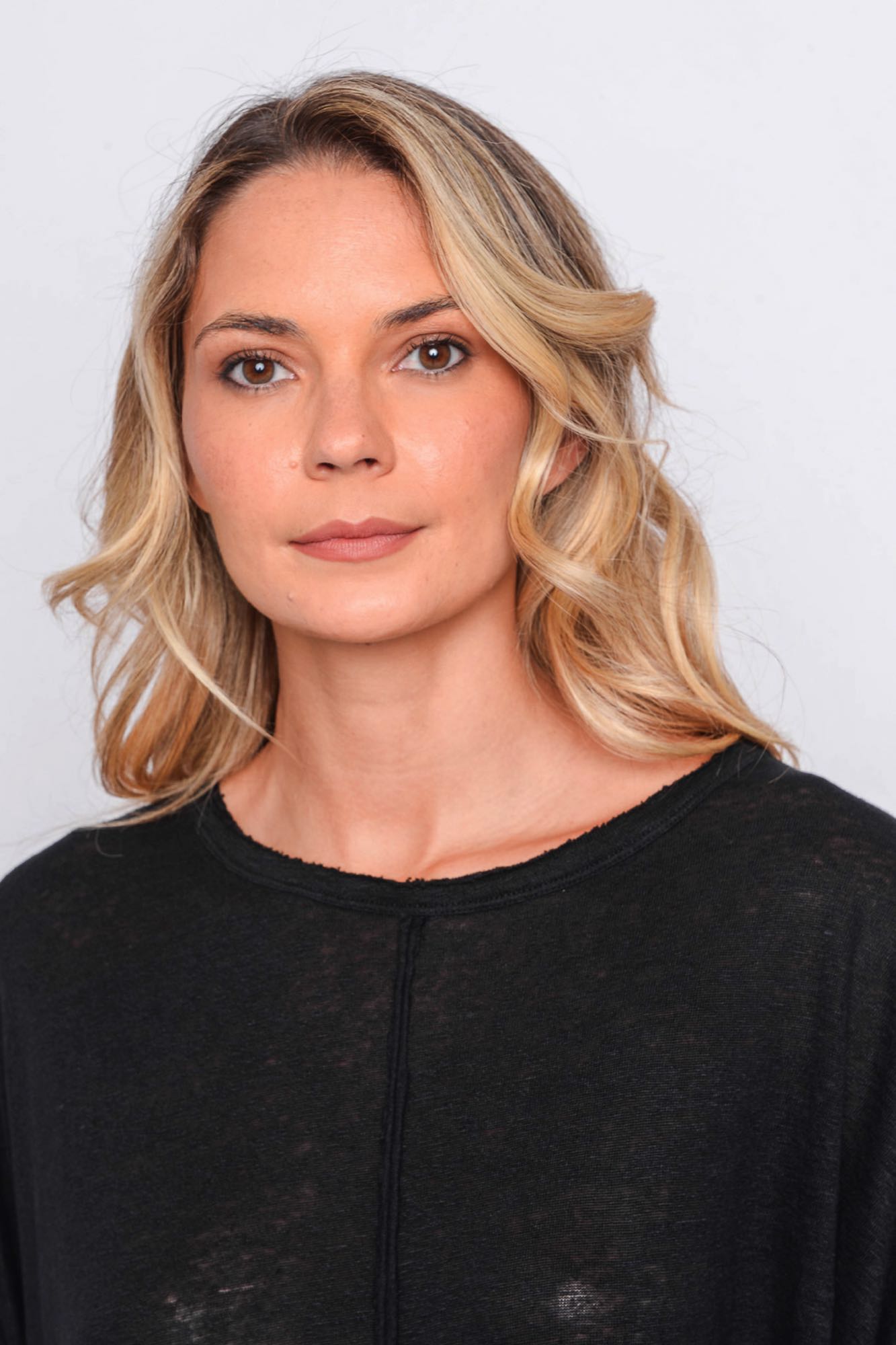 
                  
                    261.06.06 100% LINEN JERSEY 100 BLACK
                  
                