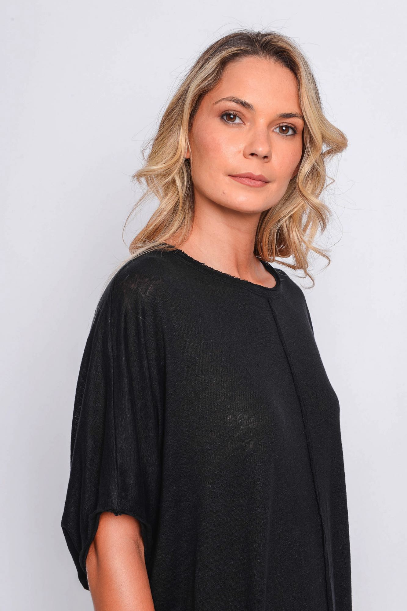 
                  
                    261.06.06 100% LINEN JERSEY 100 BLACK
                  
                