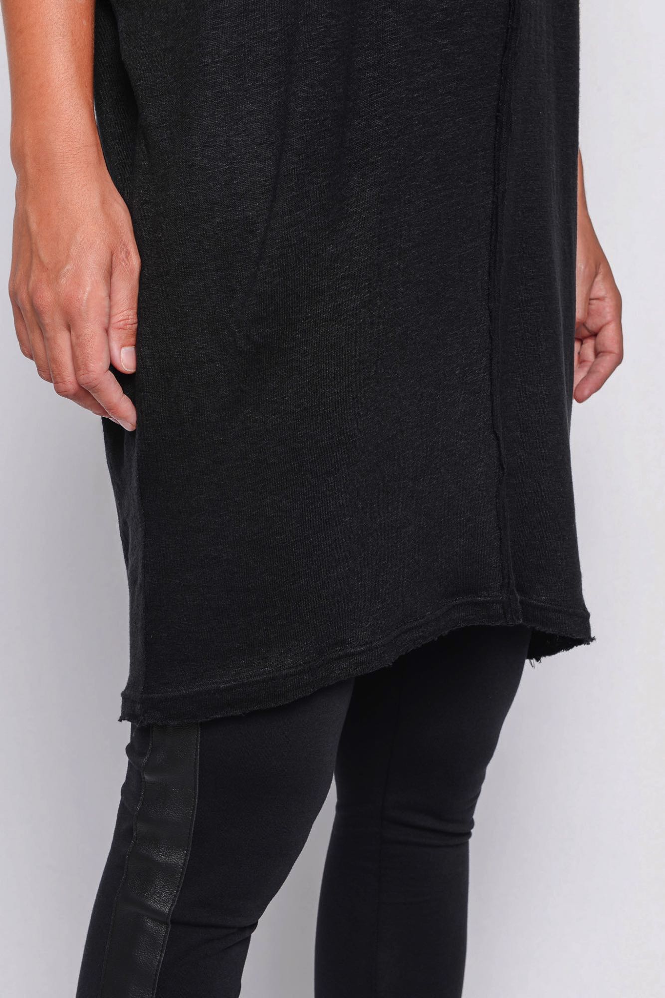 
                  
                    261.06.06 100% LINEN JERSEY 100 BLACK
                  
                