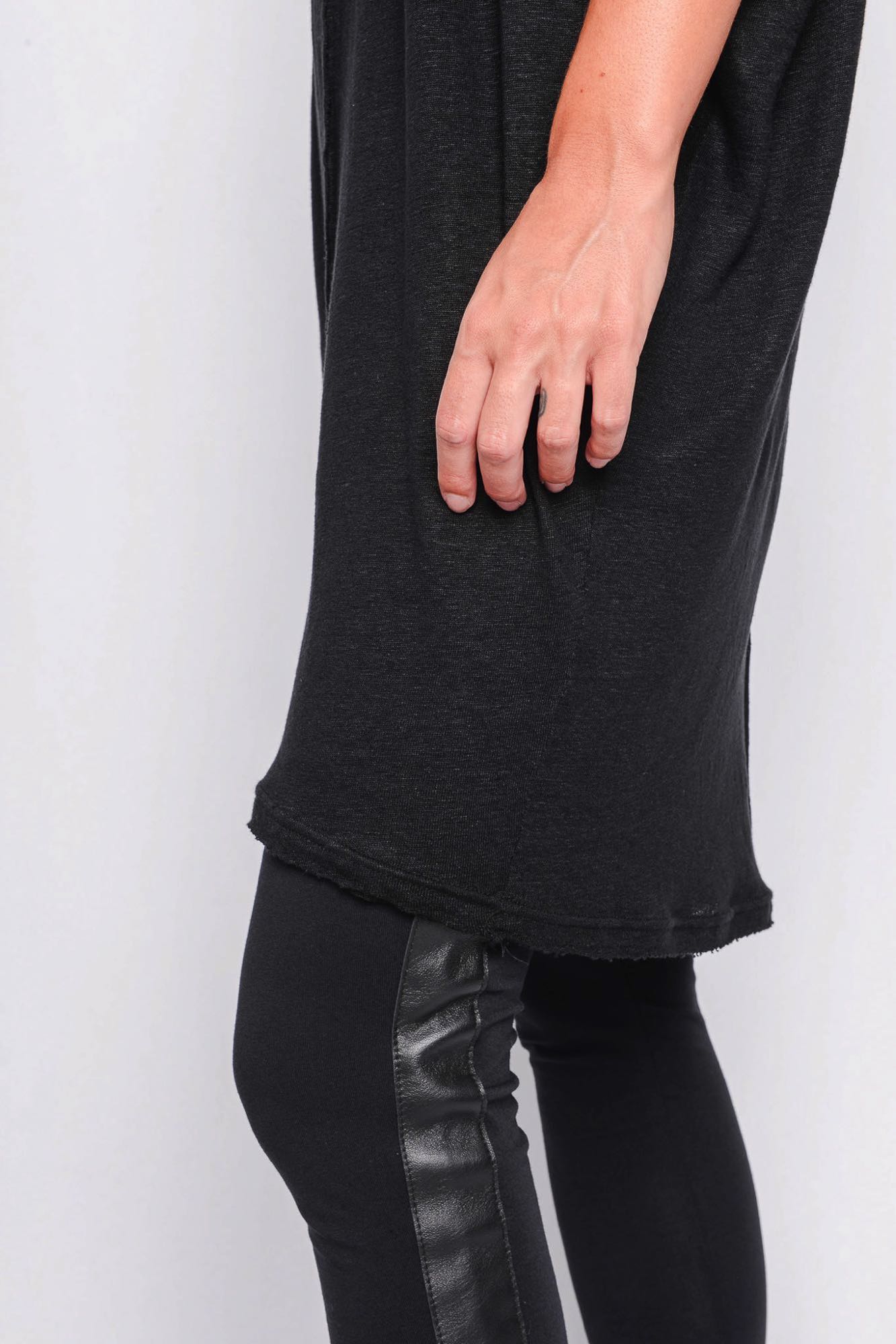 
                  
                    261.06.06 100% LINEN JERSEY 100 BLACK
                  
                