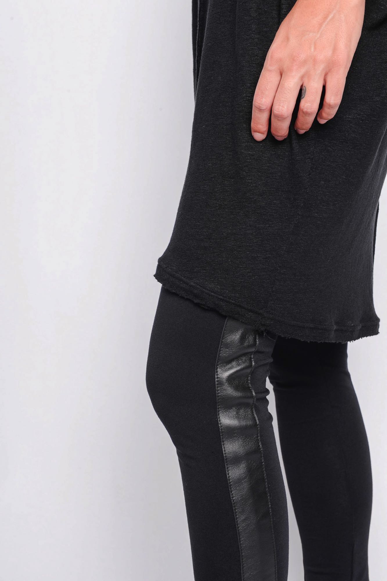 
                  
                    261.06.06 100% LINEN JERSEY 100 BLACK
                  
                