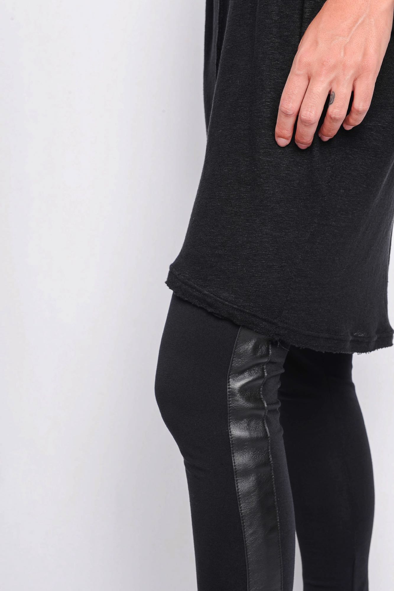 
                  
                    261.06.06 100% LINEN JERSEY 100 BLACK
                  
                