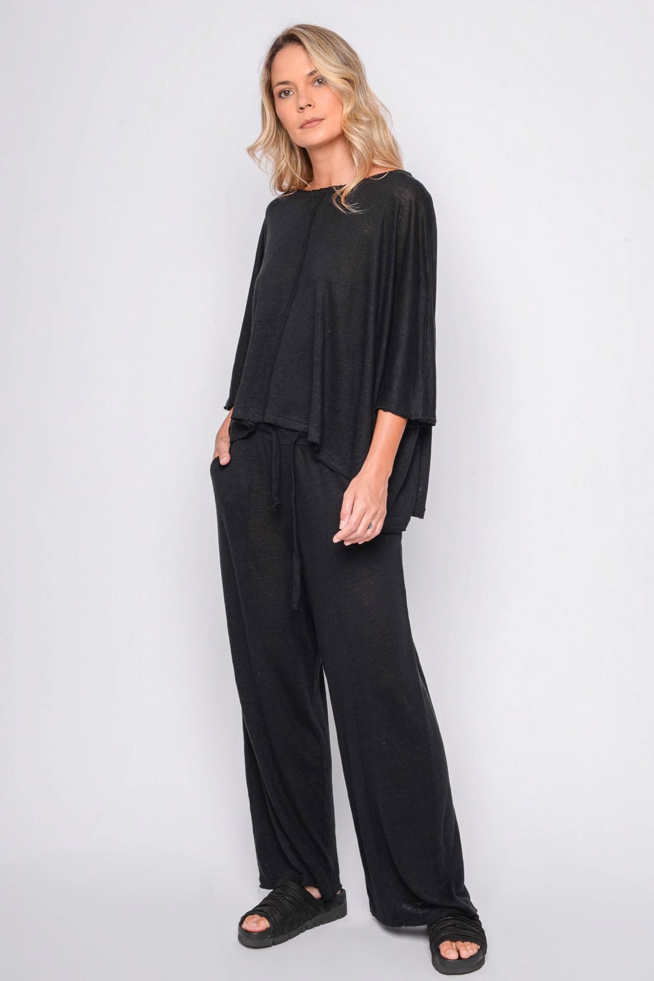 
                  
                    261.06.01 100% LINEN JERSEY 100 BLACK
                  
                