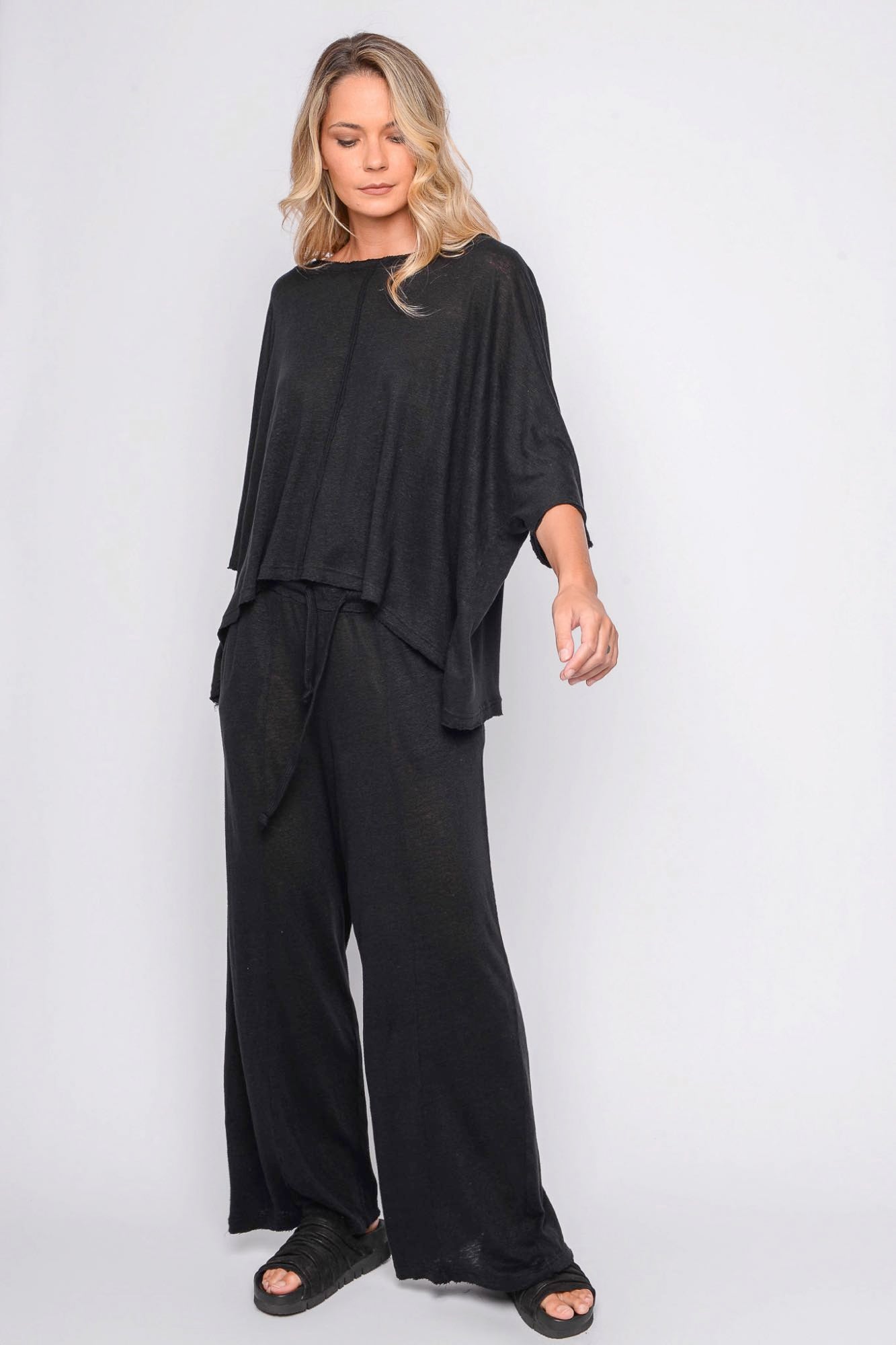 
                  
                    261.06.01 100% LINEN JERSEY 100 BLACK
                  
                